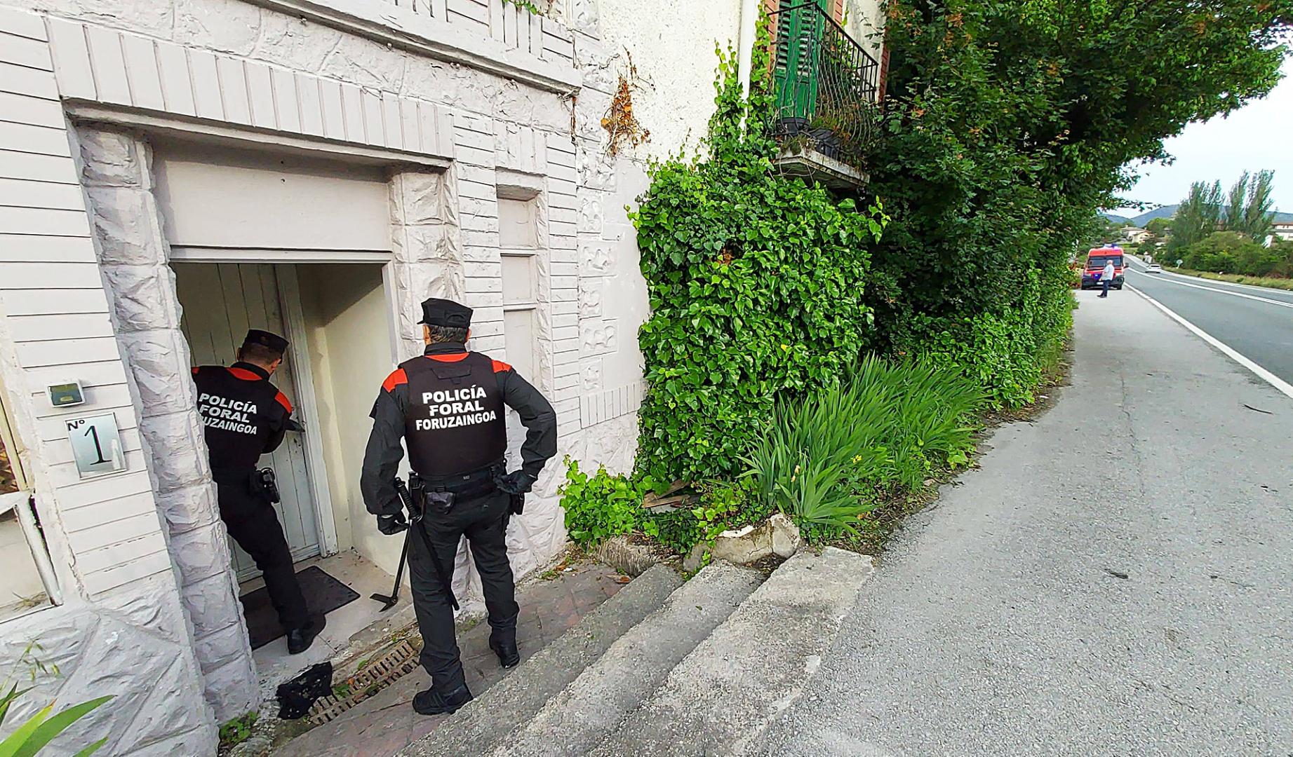 Efectivos de la Policía Foral comprueban el acceso al inmueble