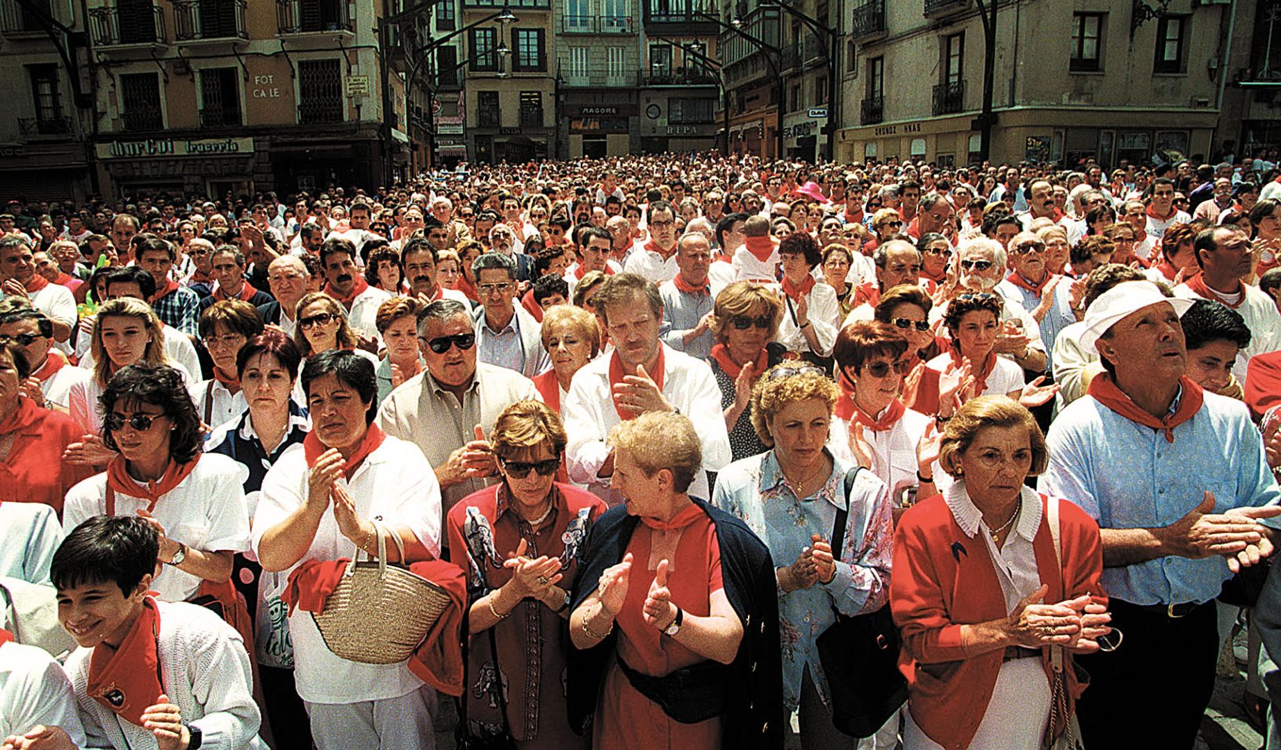 Concentración en Pamplona contra el secuestro de Miguel Ángel Blanco el 11 de julio de 1997, dos días antes de su muerte
