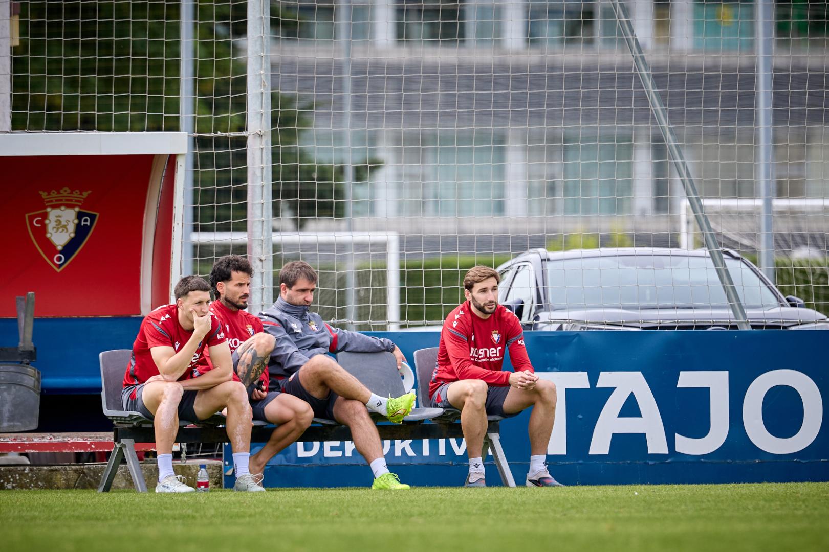 Abel Bretones, Rubén García, David Armendáriz (utillero) y Jon Moncayola, presenciando el entrenamiento ayer de sus compañeros