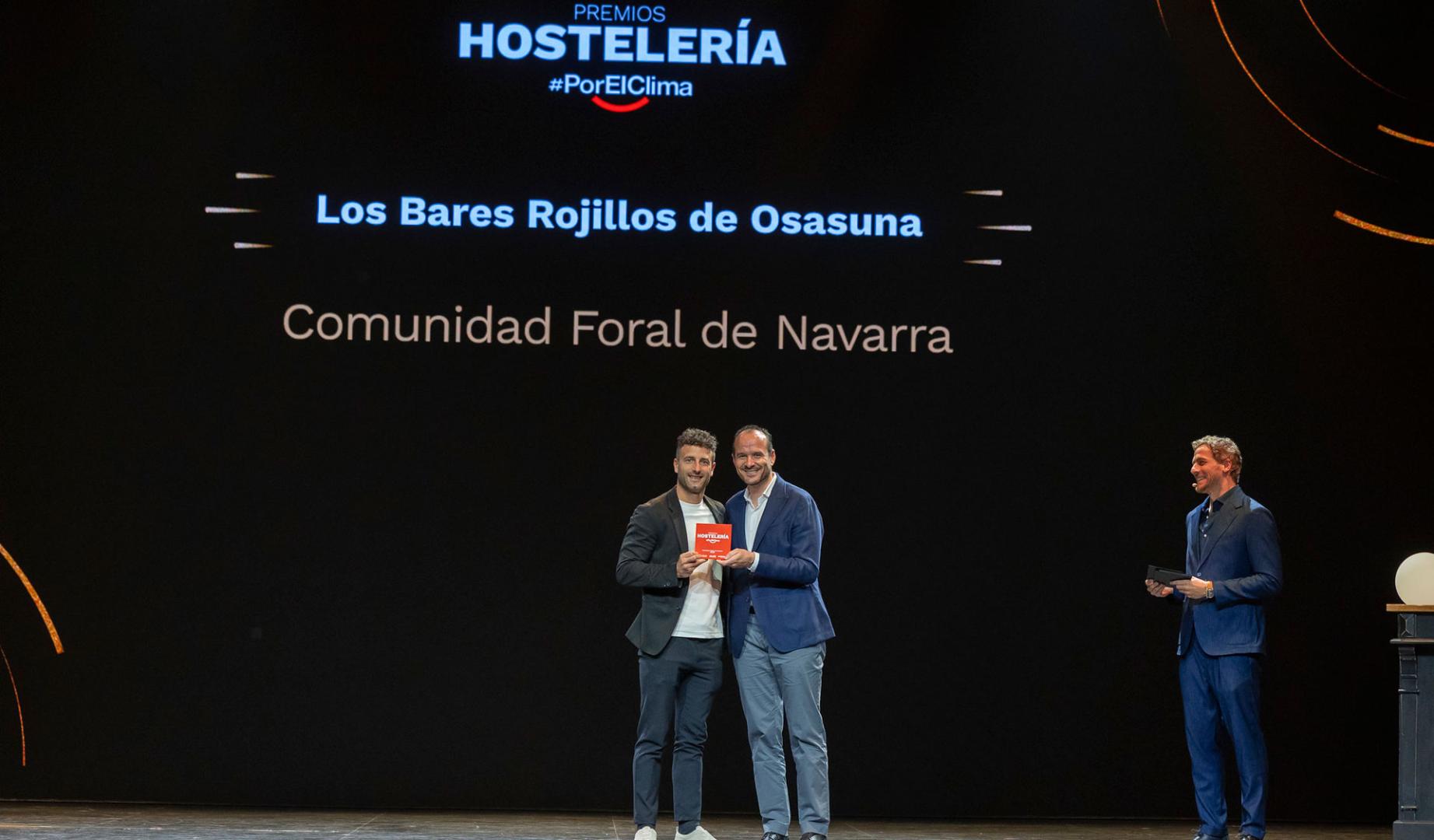 Representantes de la agrupación Bares Rojillos reciben el galardón