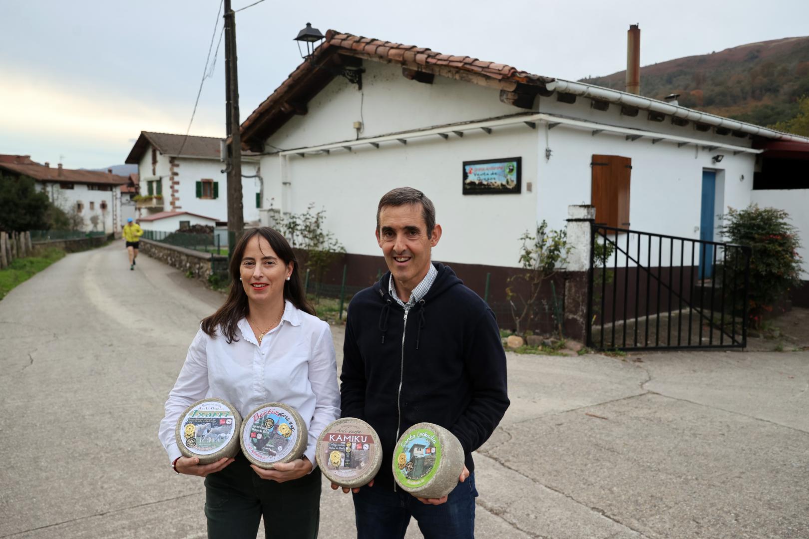 Ainara Ansa Churruca y su marido, Alberto Migueltorena Indart, en las proximidades de su quesería Ardiarana de Legasa.