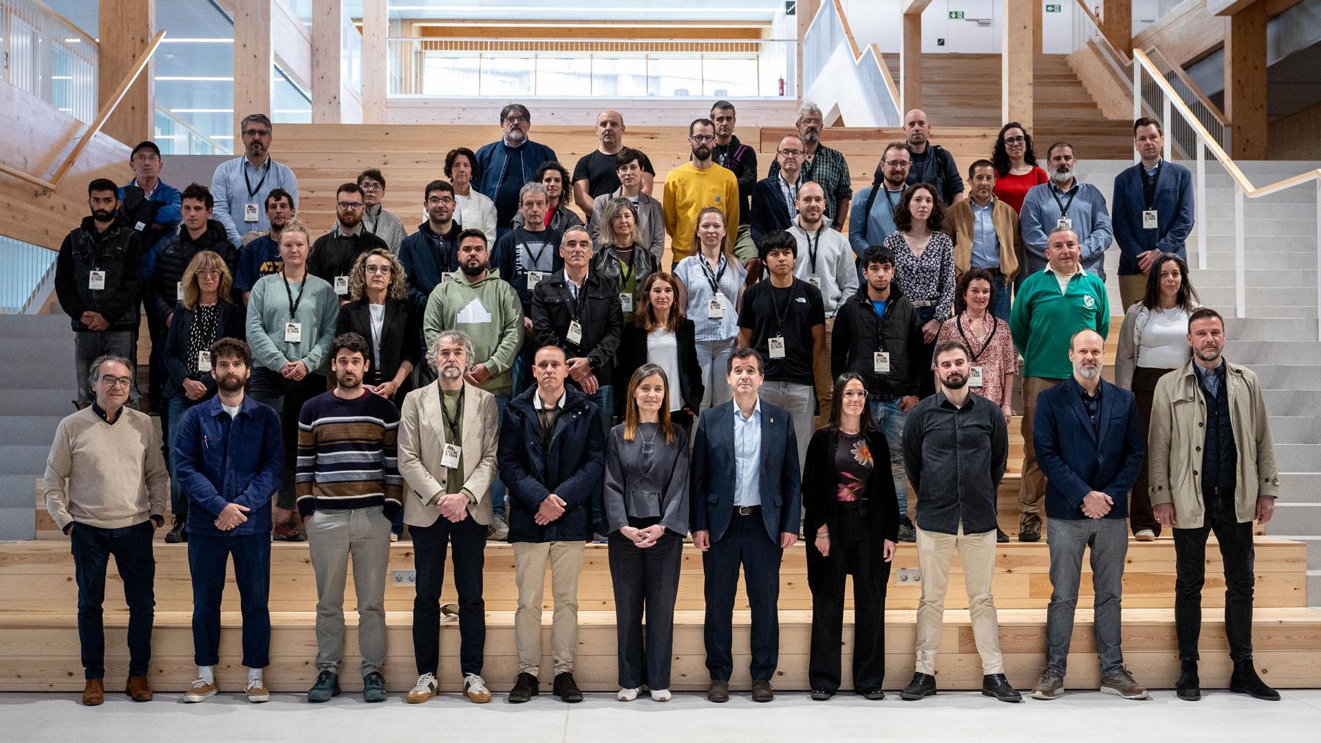 El consejero Irujo, ponentes y representantes del sector de la construcción y la madera en las escaleras de la nueva facultad de Ciencias de la Salud de la Universidad Pública de Navarra