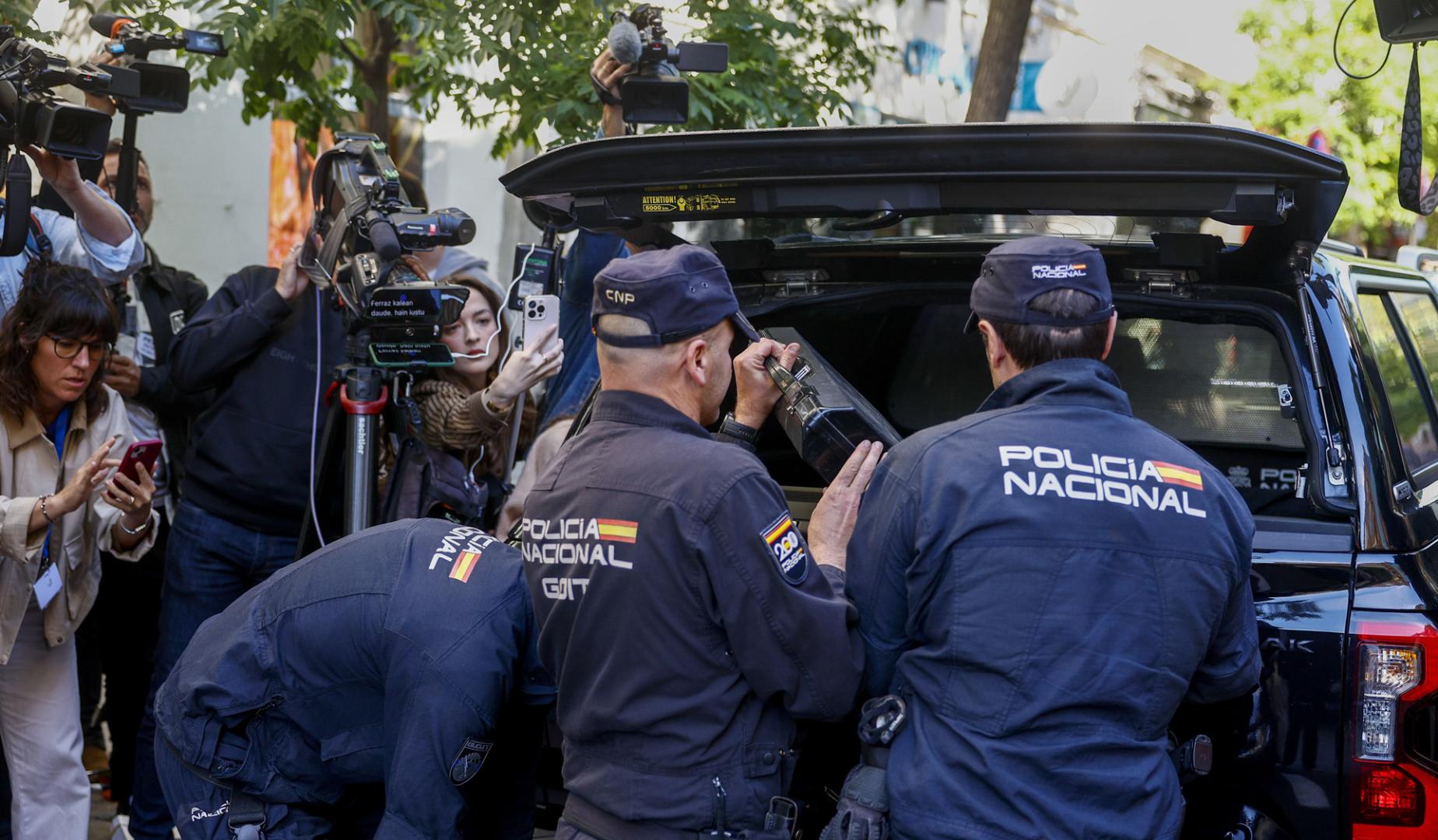 Agentes de la Policía Nacional guardan material incautado en un vehículo de la UCO durante el registro a la oficina del expresidente del Gobierno José Luis Rodríguez Zapatero