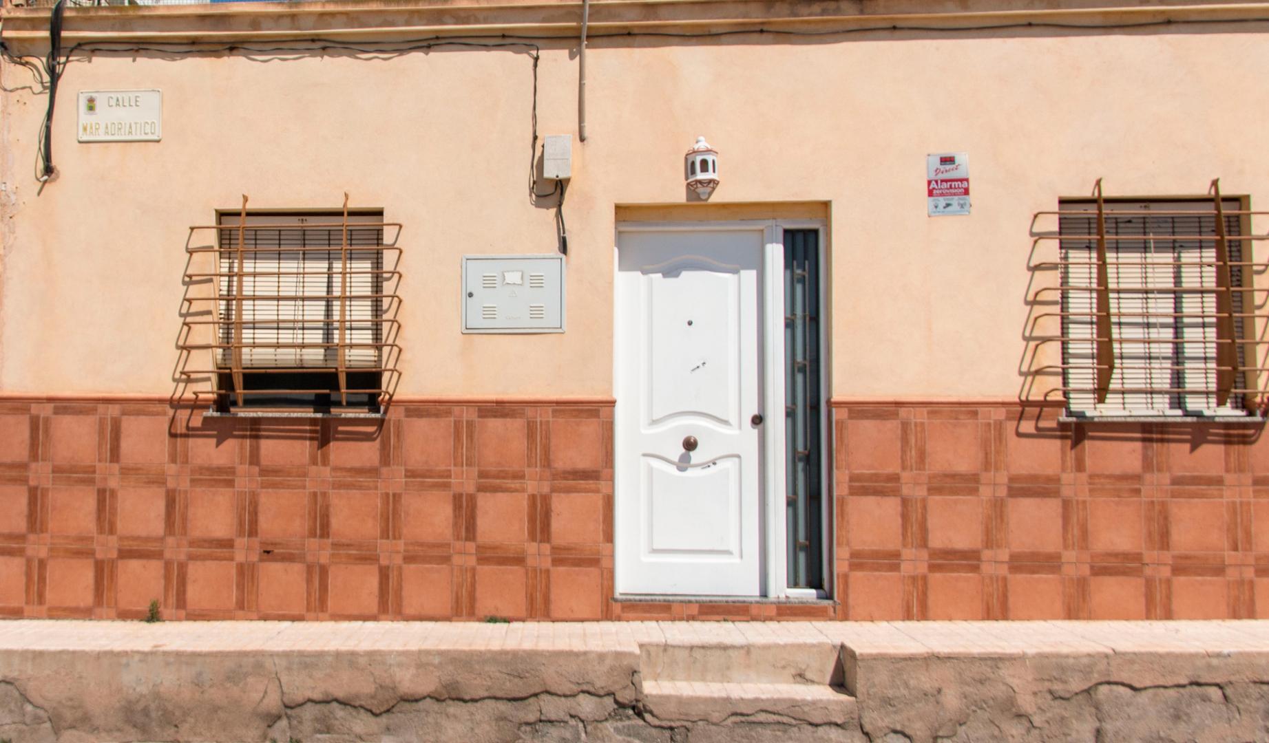La Guardia Civil investiga como un caso de "violencia doméstica" el tiroteo mortal por el que ha sido detenido un joven de 25 años por la muerte de sus padres y las heridas provocadas a su hijo de siete meses y otras tres personas, una mujer, un hombre y una niña de casi dos años