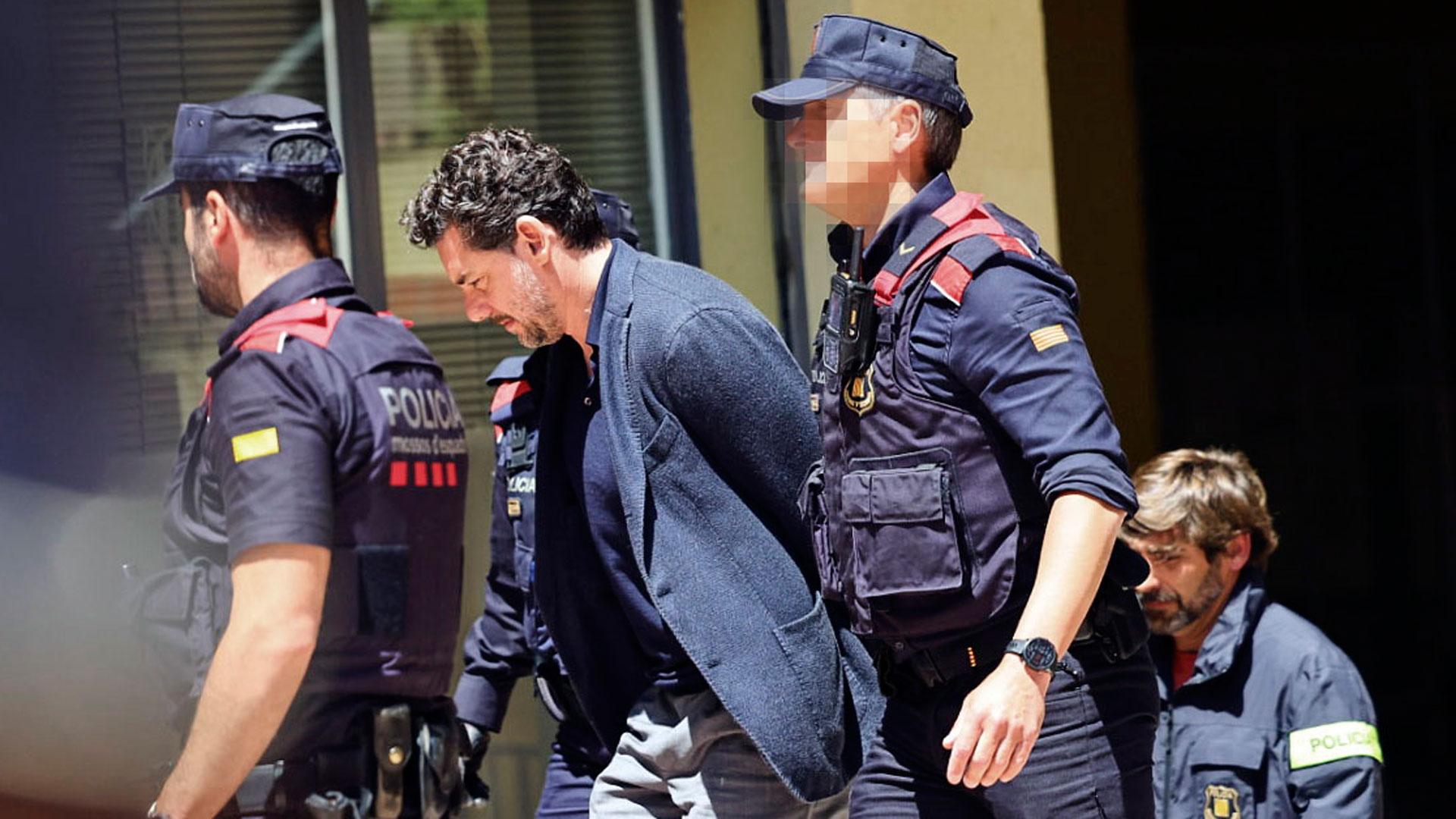 Jonathan Andic, hijo del fundador de Mango, Isak Andic, ha llegado esposado poco antes de la una del mediodía a los juzgados de Martorell (Barcelona)