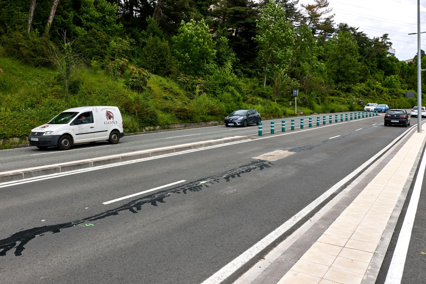Grietas selladas en la cuesta de Beloso aparecidas tras las obras del carril bici