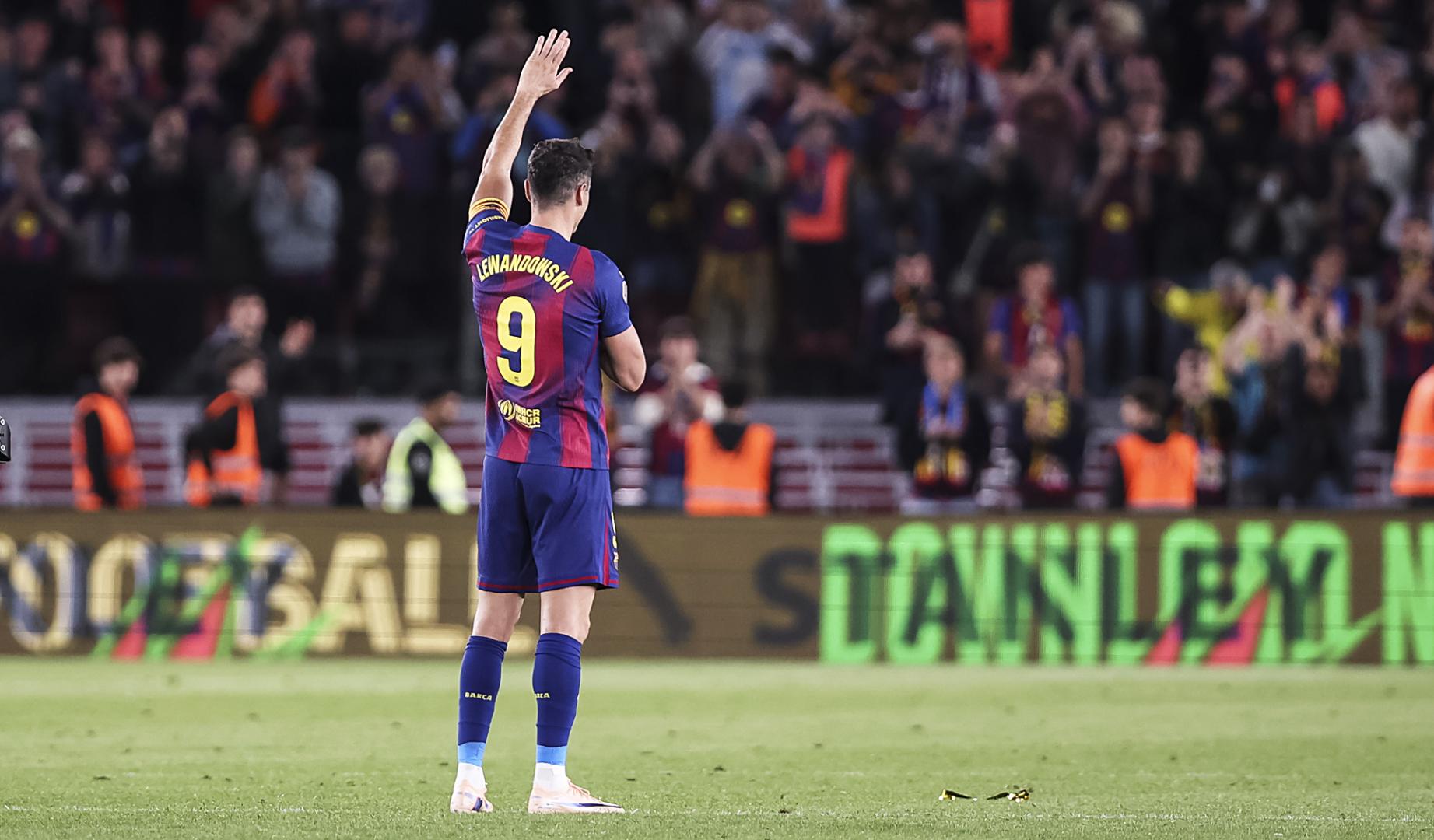 Robert Lewandowski se despide de la afición durante el homenaje tras el encuentro entre Barcelona y Betis
