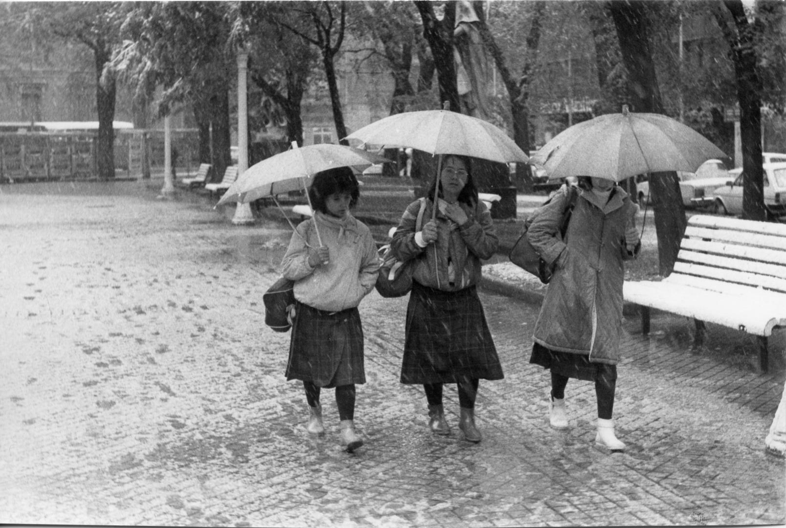 Tres escolares sorprendidas por la nevada en la mañana del lunes 6 de mayo de 1985 en Pamplona.
