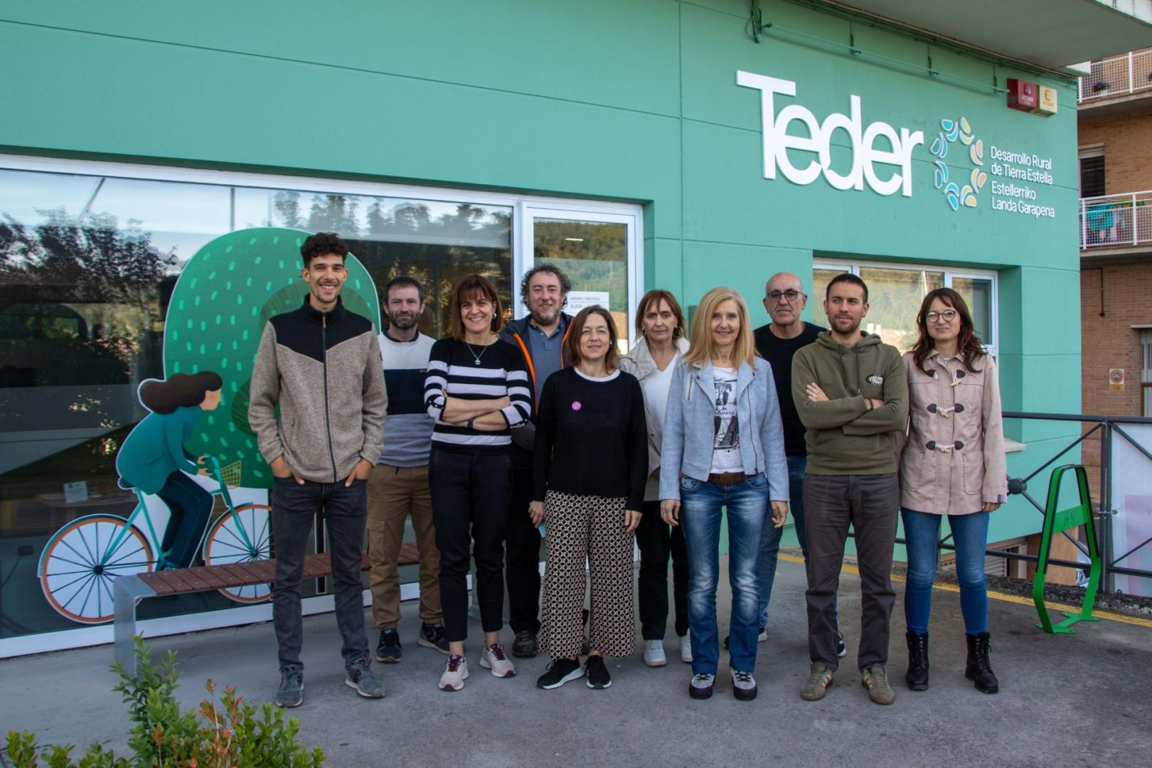 El equipo de Teder en el exterior de su sede actual en Zalatambor de Estella.