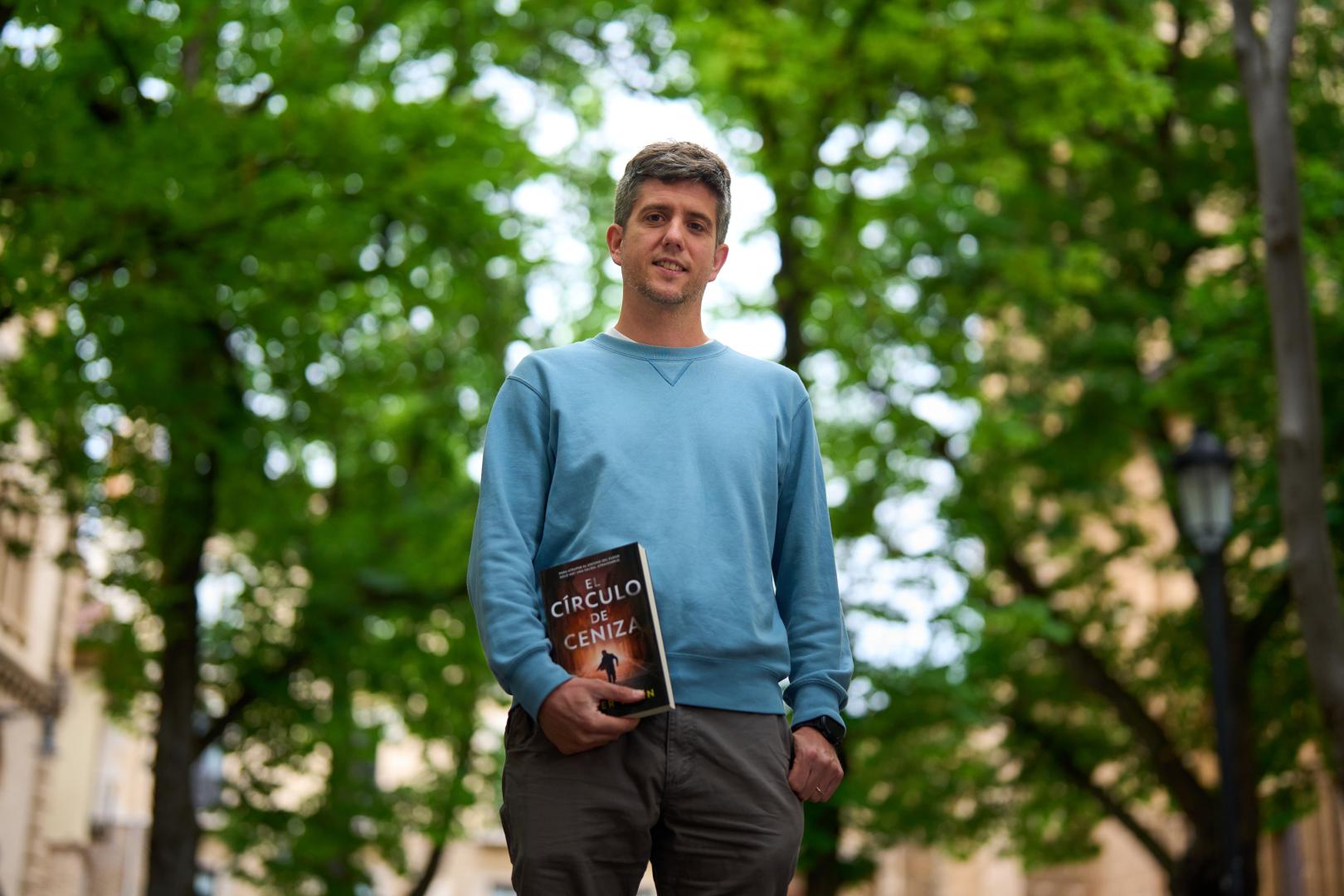Javier Lerín en la plaza de San José de Pamplona, donde transcurre parte de su novela, El círculo de ceniza