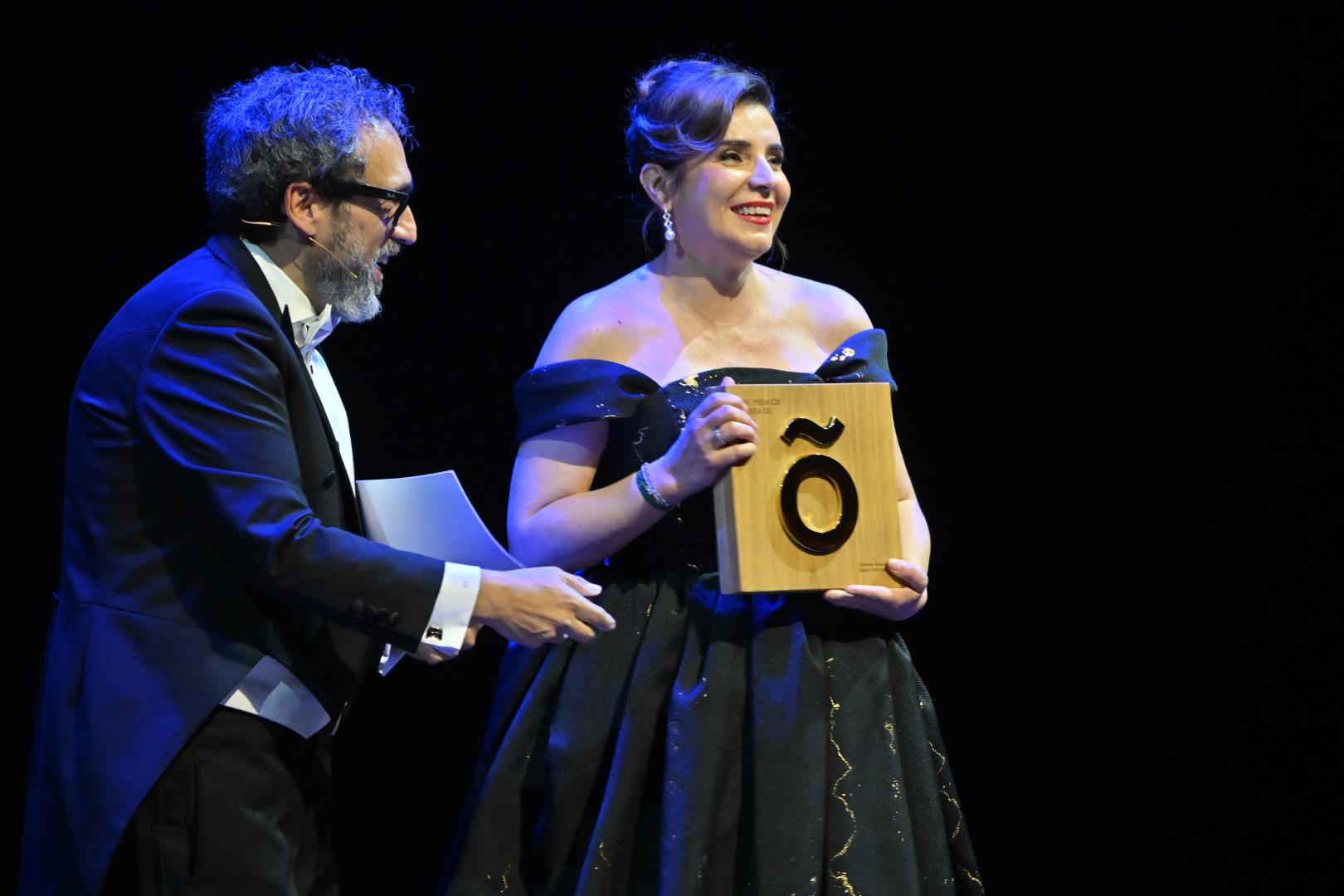 Sabina Puértolas, al recoger el galardón a la mejor cantante femenina el pasado viernes en el Liceo de Barcelona.