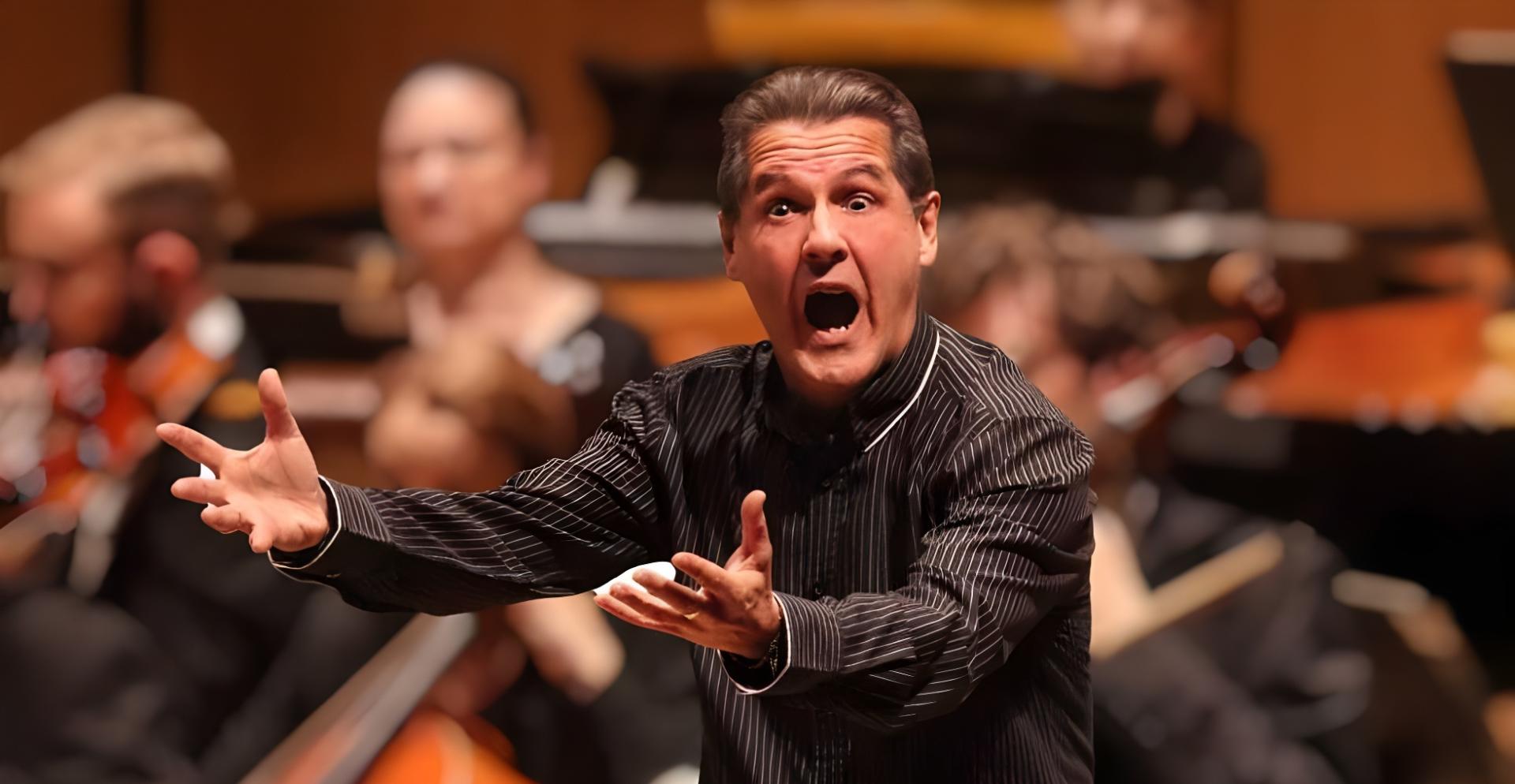La música ha permitido a Joaquín Asiáin Satrústegui visitar catorce países; en la foto representa “el sufrimiento” del cisne de ‘Carmina Burana’ en Dinamarca