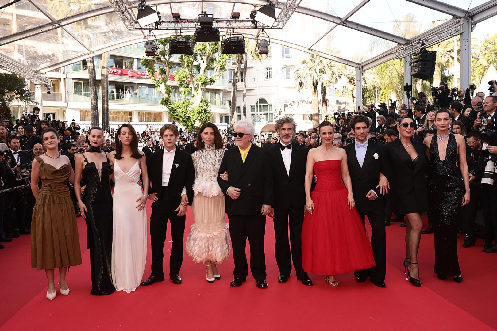 Amaia Romero, Milena Smit, Victoria Luengo, Patrick Criado, Barbara Lennie, Pedro Almodóvar, Leonardo Sbaraglia, Aitana Sánchez-Gijón, Quim Gutiérrez, Rossy de Palma y Nieves Álvarez, este martes en la premiere en Cannes de 'Amarga Navidad'