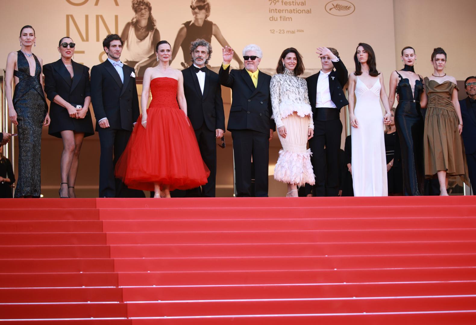 Almodóvar y el elenco de 'Amarga Navidad', posan en Cannes