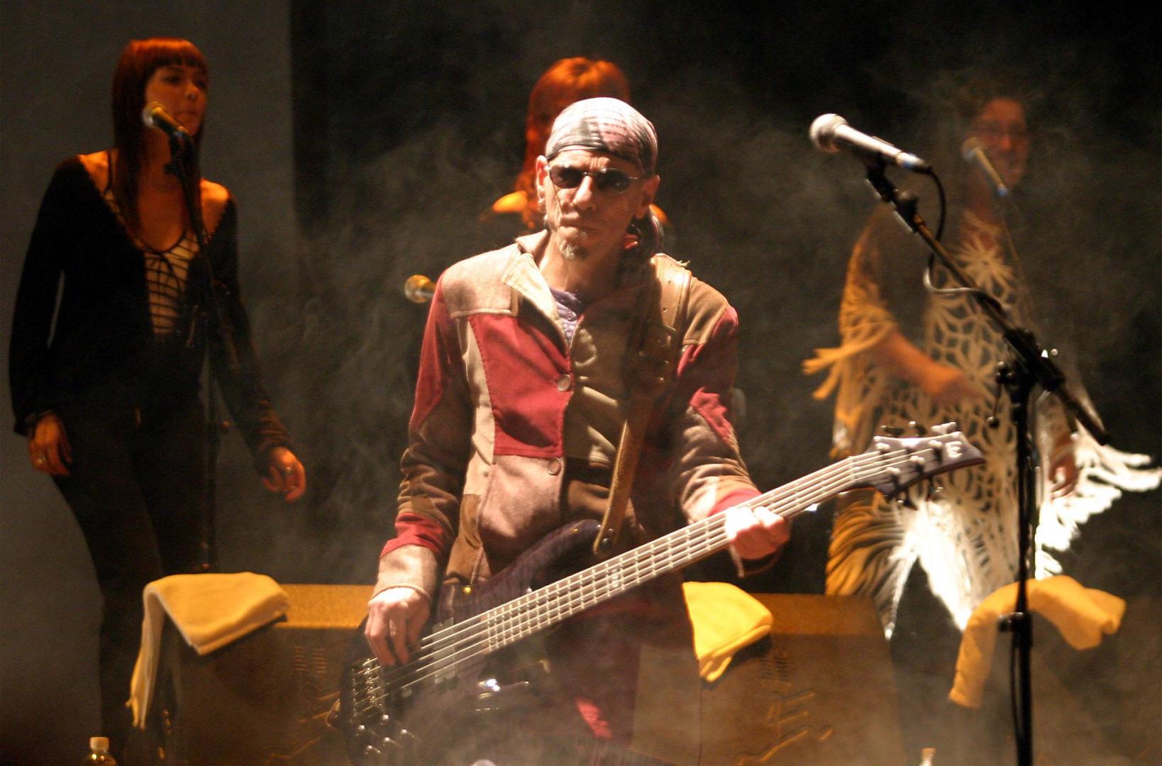 El Drogas llevó un pañuelo pirata y gafas de sol durante su concierto en el Gayarre