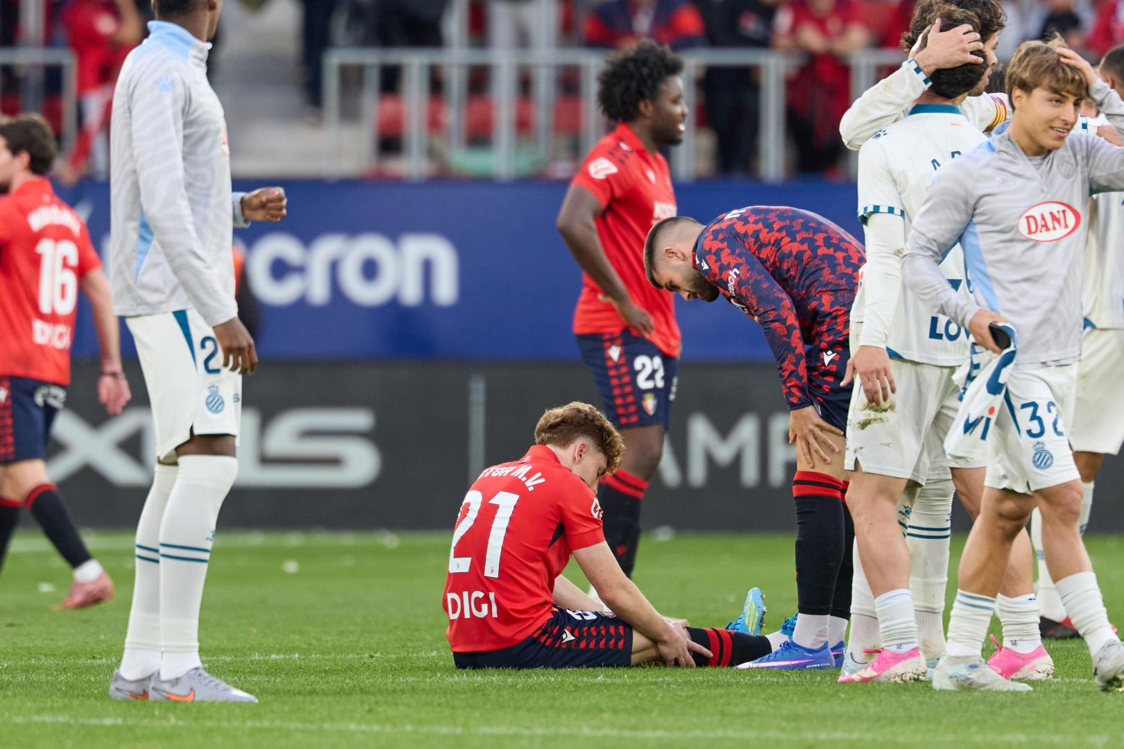 F.C. /G.F. PamplonaLa presencia de Víctor Muñoz en el partido decisivo de Getafe está seriamente comprometida por su contratiempo muscular tras el esfuerzo que hizo el domingo contra el Espanyol. El atacante internacional se recuperó en tiempo récord y quiso estar en un día marcado, pero terminó con una gran fatiga muscular en el tramo final. Se marchó al vestuario complentamente vacío y ‘tocado’. Víctor es seria duda para este sábado por un problema en el cuádriceps, un interrogante que marcará sin duda el plan de partido al ser el futbolista más diferencial.Víctor, que terminó sin apenas poder moverse ante el Espanyol, fue sometido a una valoración médica en las horas posteriores que refleja una leve afección muscular que nada tiene que ver con la lesión que arrastraba en el sóleo de su pierna izquierda. El riesgo de recaída estaba en la ecuación.No hay lesión importanteAlessio Lisci estará pendiente de cómo avanza la semana de preparación. La hoja de ruta marcada es que se ejercite al margen y siga un plan individual. Hay tres entrenamientos para preparar un partido trascendental. Nada es descartable a la vista de que la pasada semana irrumpió en el once titular sin haber trabajado con el grupo. Probablemente se mantendrá la incertidumbre hasta última hora. Con su nombre en el escaparate y la opción de recompra del Real Madrid quizá el sábado vivió su despedida de Osasuna en El Sadar.En todo caso, las pruebas sí descartan una lesión de gravedad que pudiera dejarle fuera de la lista del Mundial que se dará a conocer el lunes 25 de mayo, un respiro para Víctor, que priorizó su voluntad de aparecer en un momento crítico jugándose su participación en la Copa del Mundo de este verano.AlternativasLa posible ausencia de Víctor Muñoz dejaría una vacante en la última alineación de Lisci, con Kike Barja, Galán o Moi Gómez opositando a entrar en el perfil zurdo del esquema. Raúl Moro, su sustituto natural, no entra en la ecuación. Es evidente que sin él Osasuna perdería gran parte de su mordiente ofensiva por la velocidad y desborde, además del carácter que mostró contra el Espanyol. Pese a estar mermado fue el más destacado con sus apariciones, gol incluido.Dentro del capítulo de bajas, Iker Muñoz tampoco podrá jugar después de haber visto la quinta tarjeta amarilla.