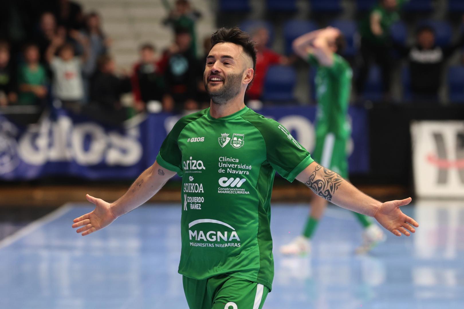 El ala de Irurtzun Dani Saldise celebra el triunfo del último partido que dio la permanencia a Osasuna Magna