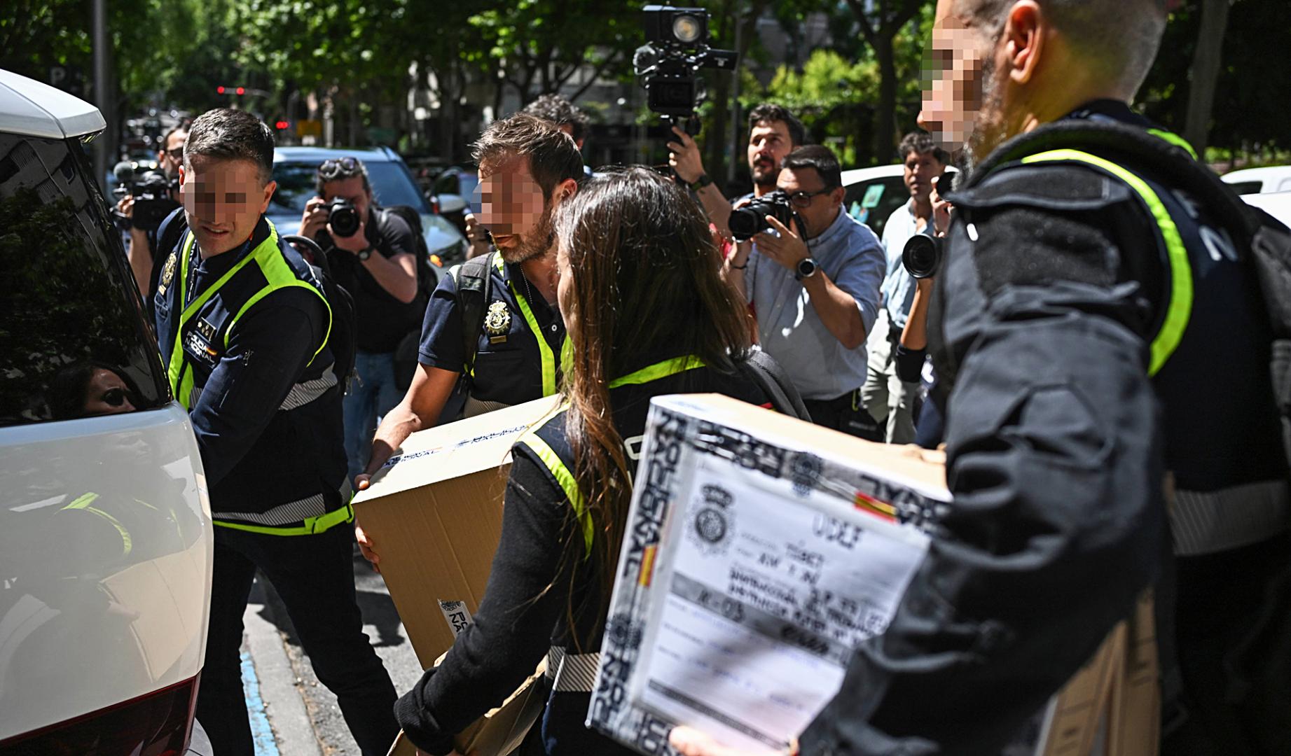 Agentes de la Unidad de Delincuencia Económica y Fiscal (UDEF) de la Policía Nacional salen de la sede de la empresas de las hijas del expresidente del Gobierno José Luis Rodríguez Zapatero