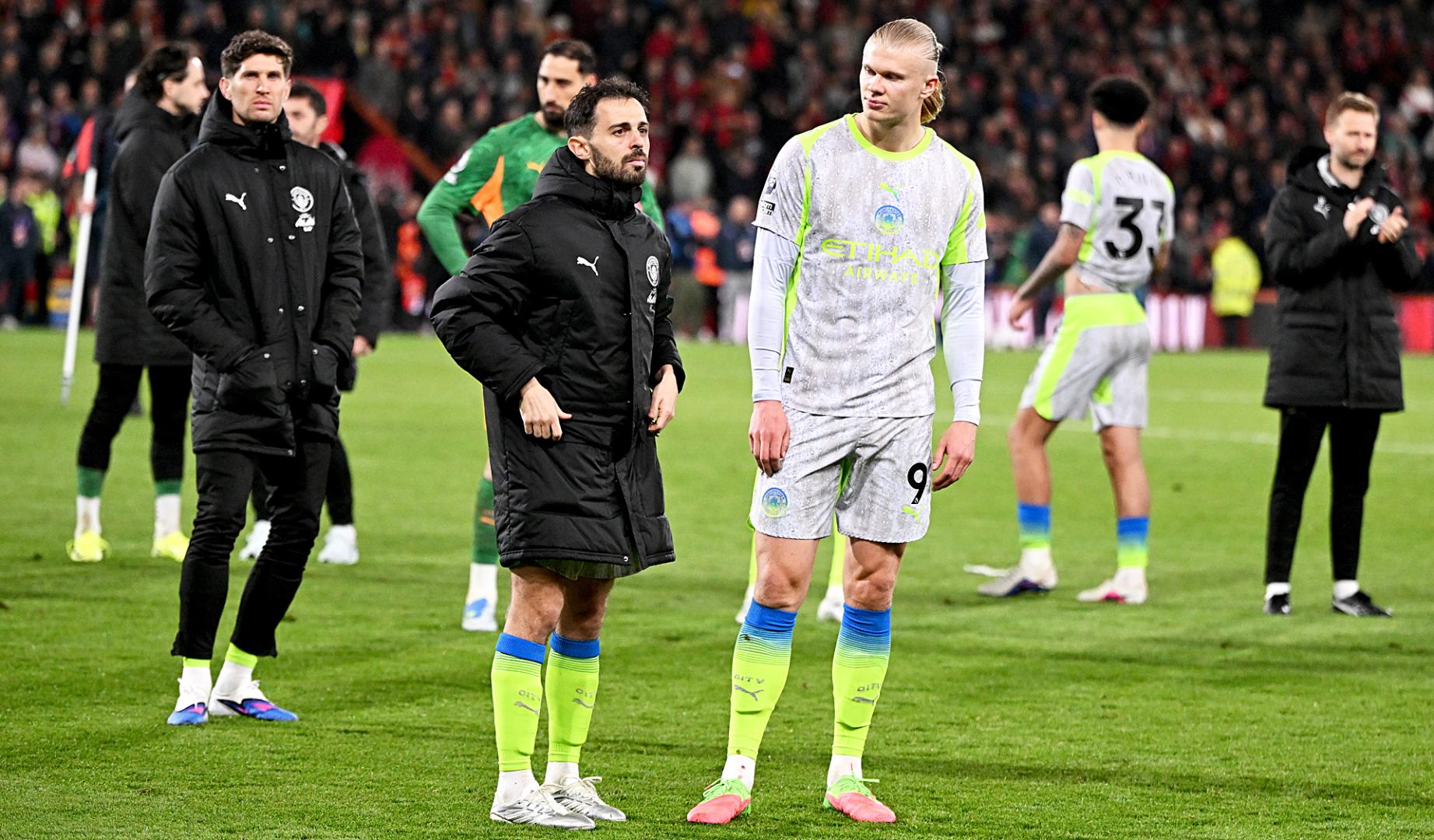 Bernardo Silva y Erling Haaland, cariacontecidos tras el empate contra el Bournemouth que les impedía tener opciones de ganar la Premier League