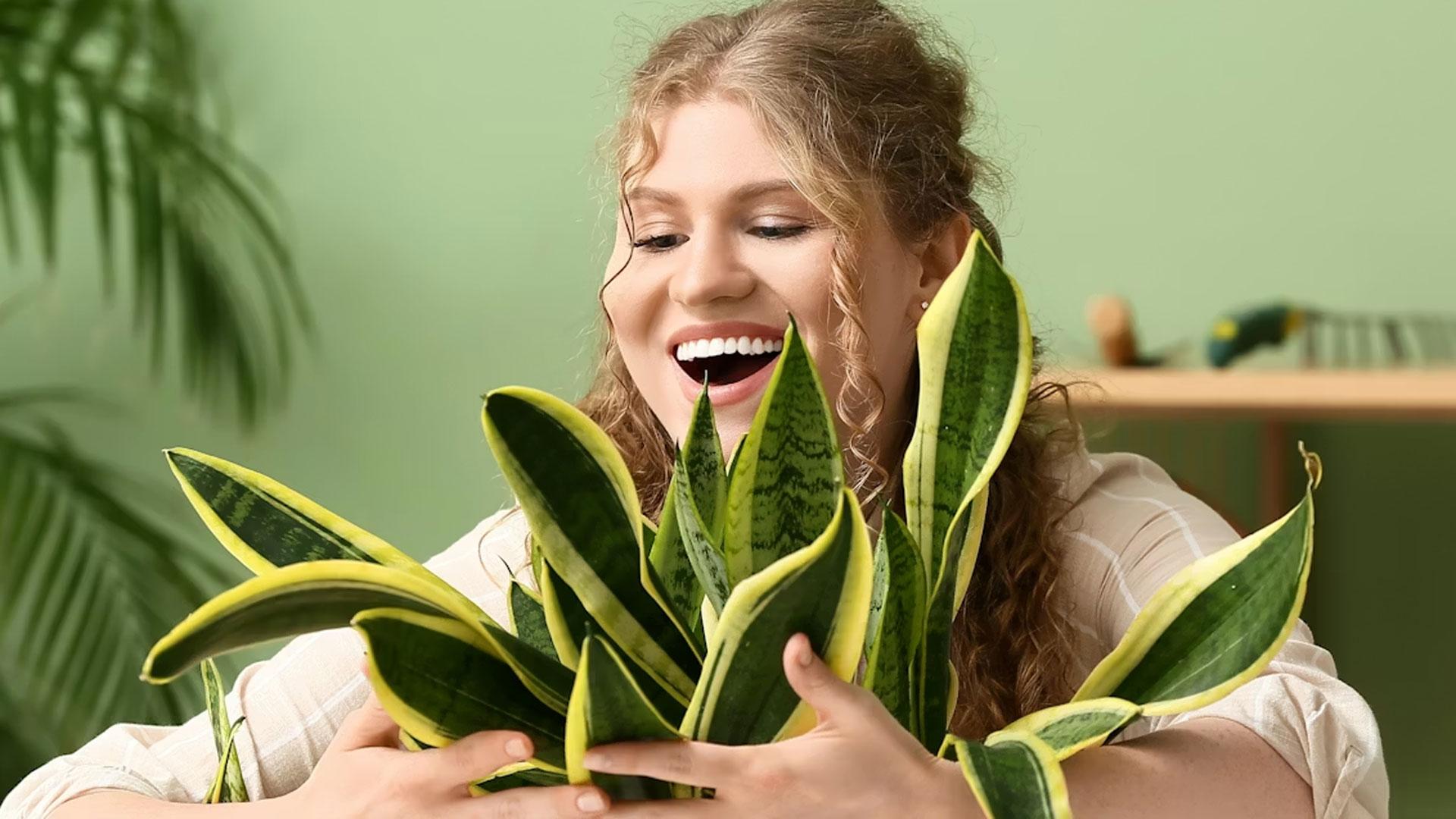 Una mujer habla con una de sus plantas