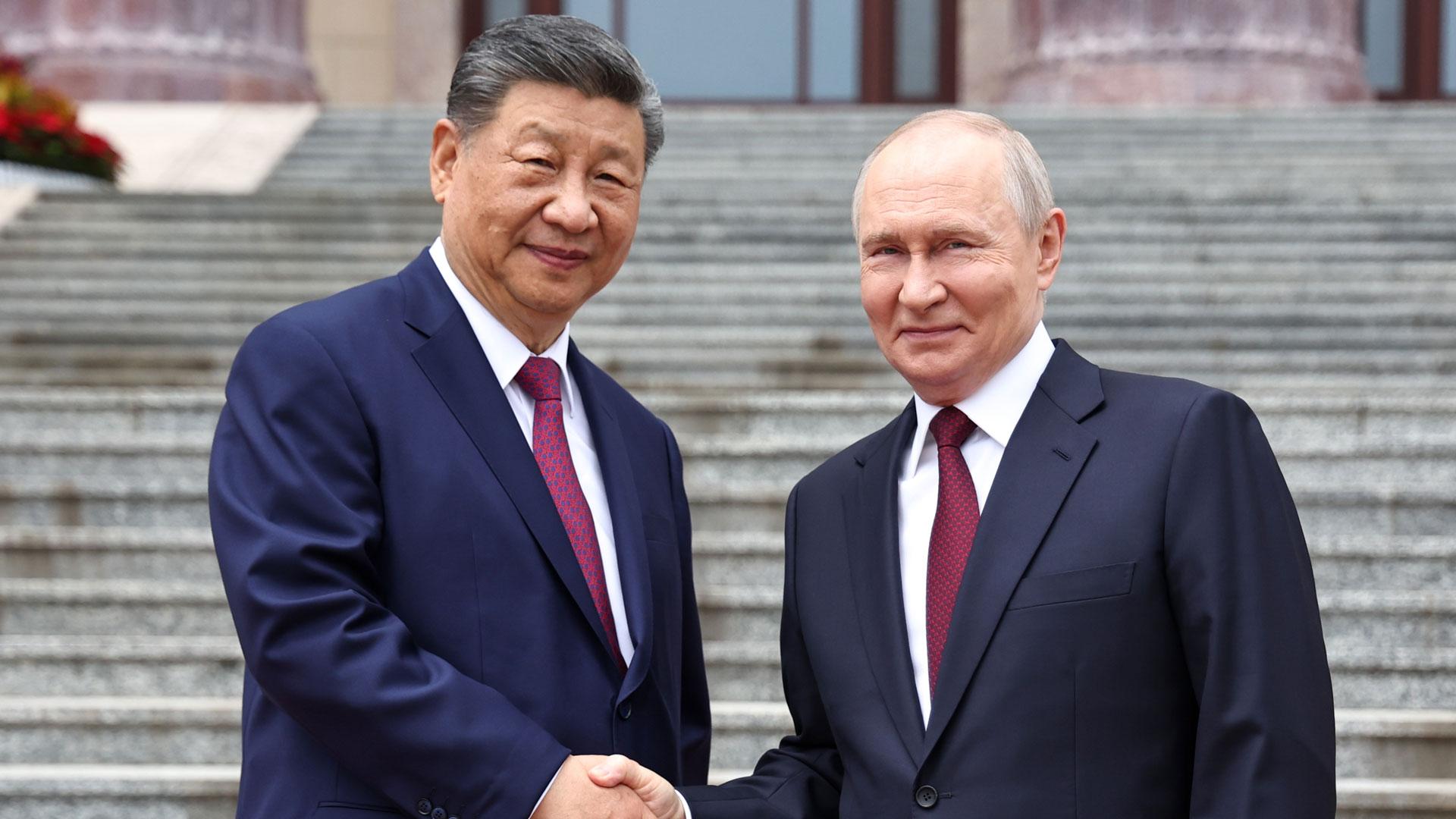 El presidente chino, Xi Jinping, saluda al mandatario ruso, Vladimir Putin