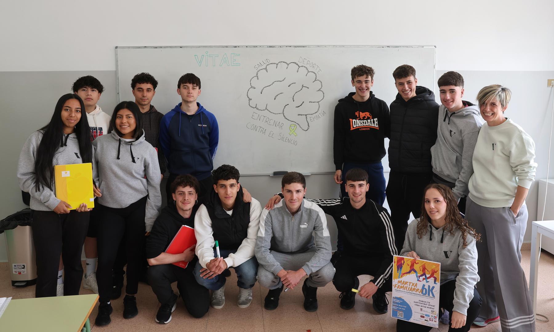Primera fila, desde la izda.: Carolina Berihuete, Leyre Guamán, Hugo Aldunate, Abderrahman Lachemi, Iker Jiménez, Asier Apaolaza, Vanessa Gámiz. En segunda fila, desde la izda.: Josu Agreda, Hugo Asurabarrena, Alberto Orbaiz, Hegoi Olza, Xavier Cadena, Diego Marsal y la profesora María Garayoa. Faltan en la foto: Mawari Basanta, Liher Sáez, Jesús Villanueva e Igarki Ibáñez