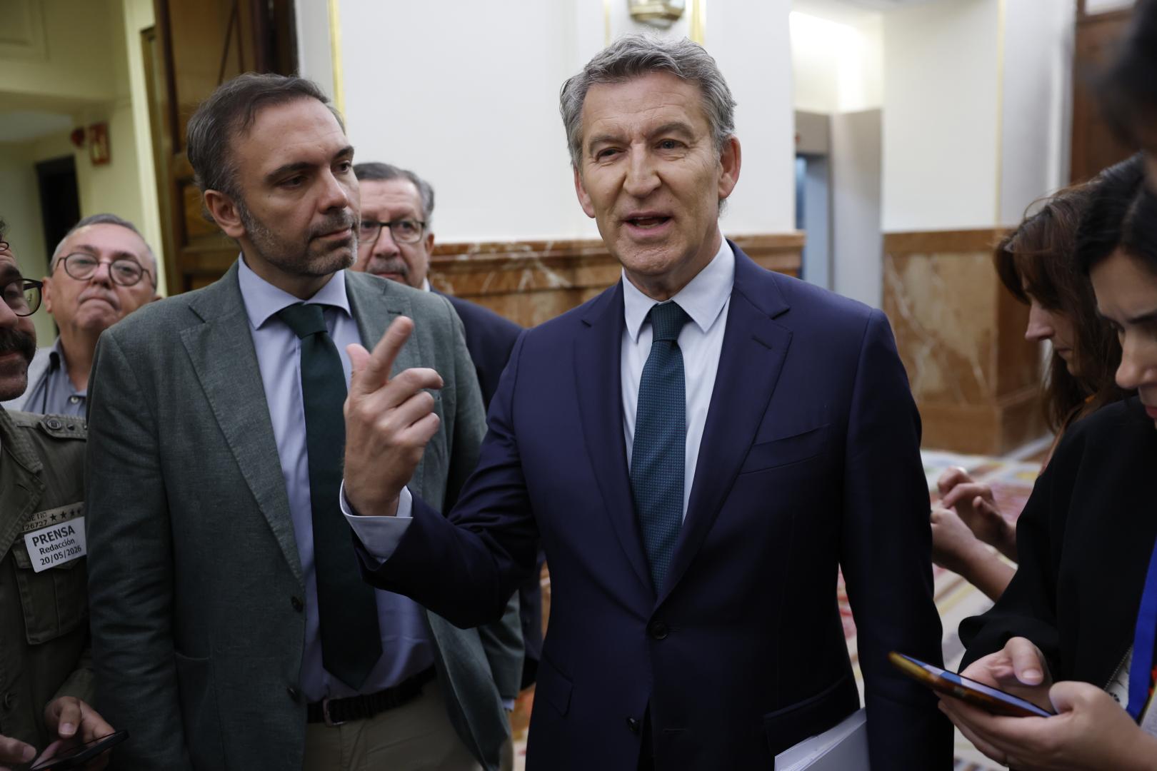 El líder del PP, Alberto Núñez Feijóo, en los pasillos del Congreso que celebra sesión de control al Ejecutivo