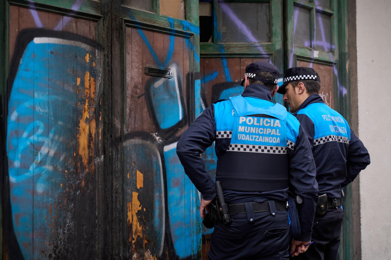 Policía Municipal, en un momento del desalojo de una bajera en Pamplona.