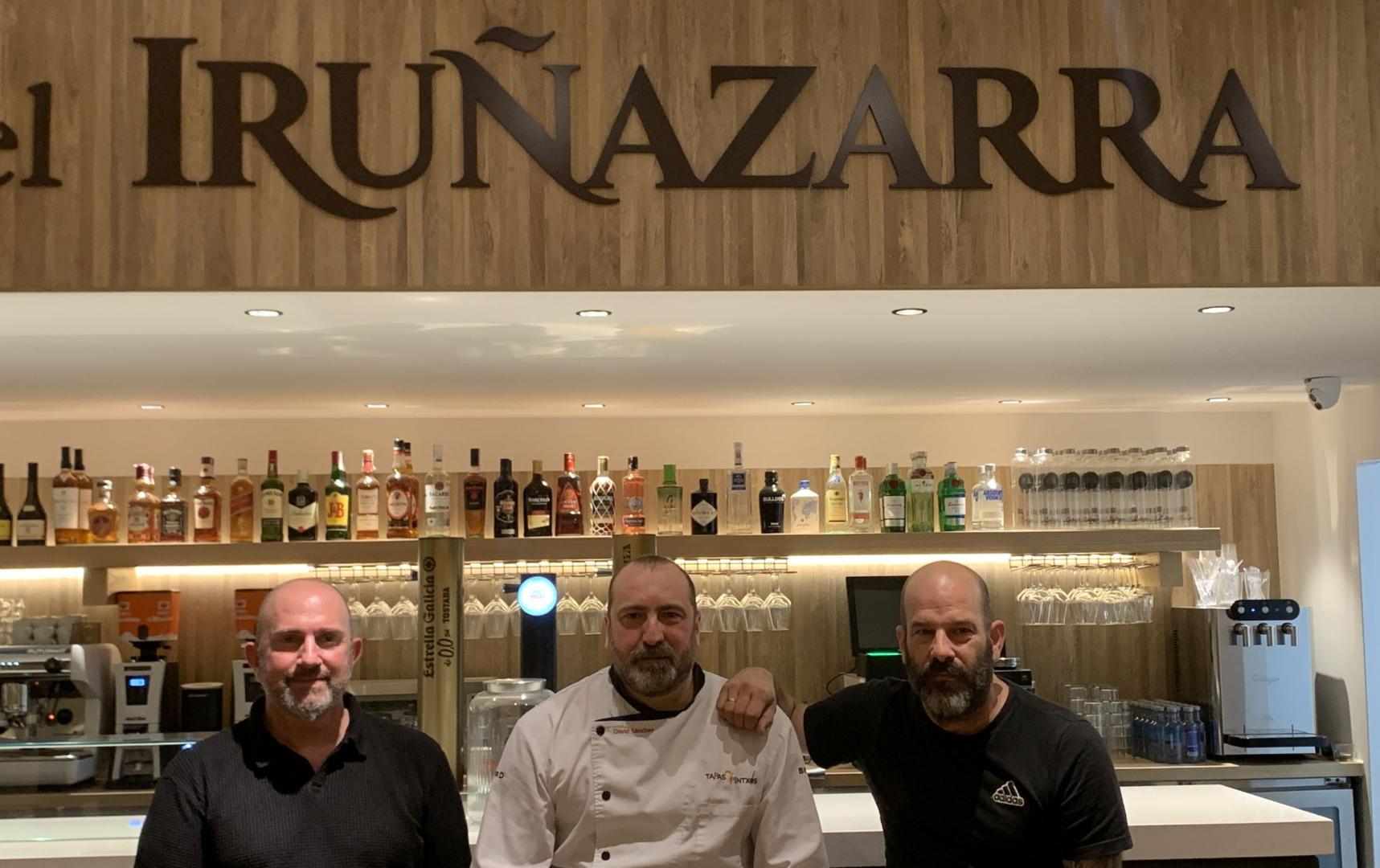 Jokin Alduan, David Sánchez y Juan Cruz Areta, en la barra de El Obrador del Iruñazarra, en la calle San Roque de Pamplona