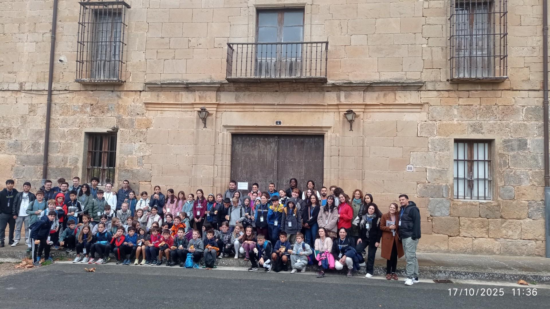 Foto del alumnado participante en el proyecto en el exterior del Monasterio de Irache,
