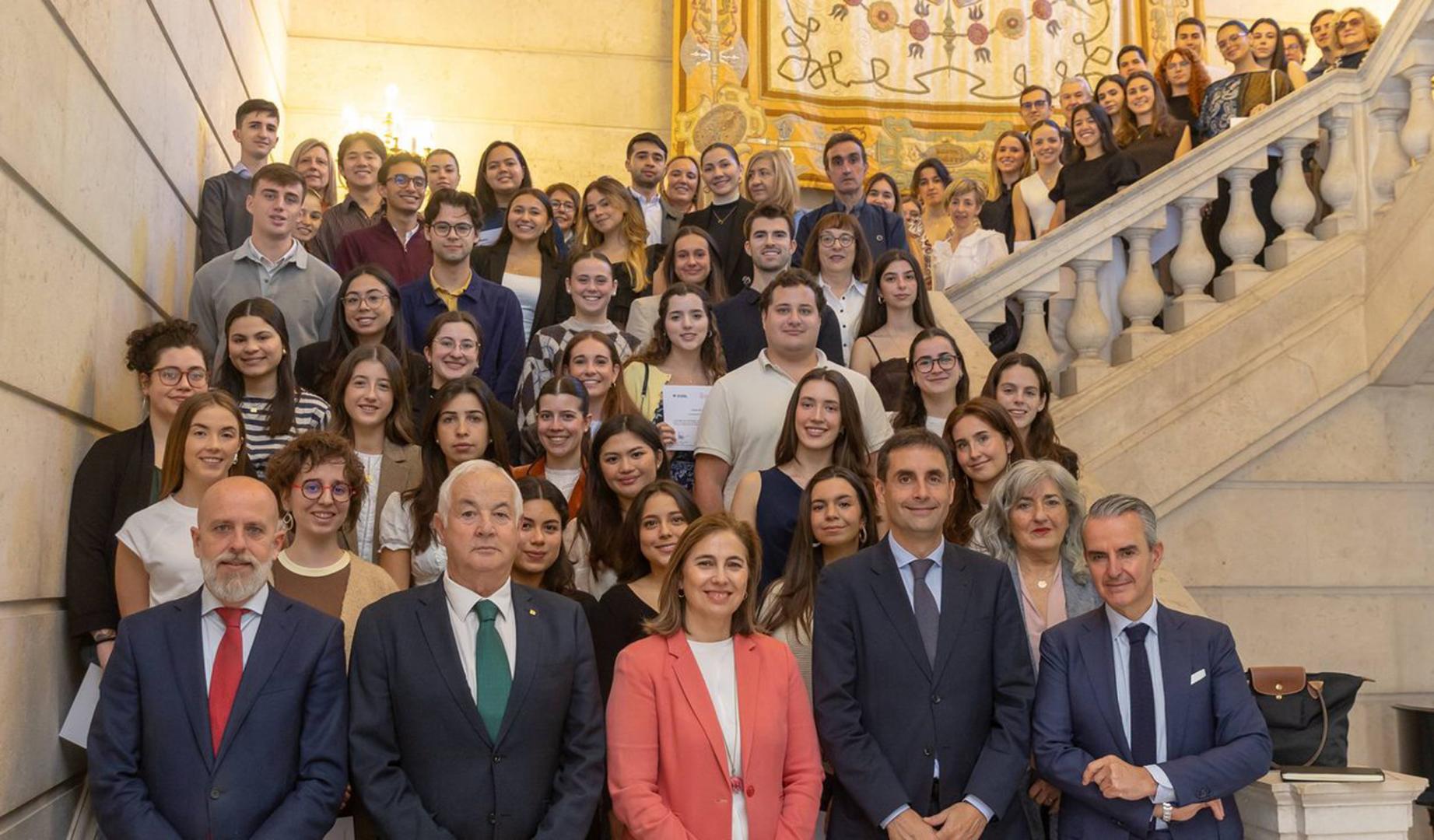 Los beneficiarios del programa de becas con la vicerrectora de Desarrollo de la Universidad de Navarra, Isabel Olloqui, y el presidente de Caja Rural de Navarra, Ignacio Terés / Manuel Castells