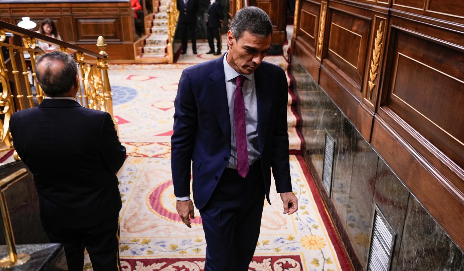 El presidente del Gobierno, Pedro Sánchez abandona el hemiciclo tras su intervención este miércoles en el pleno del Congreso