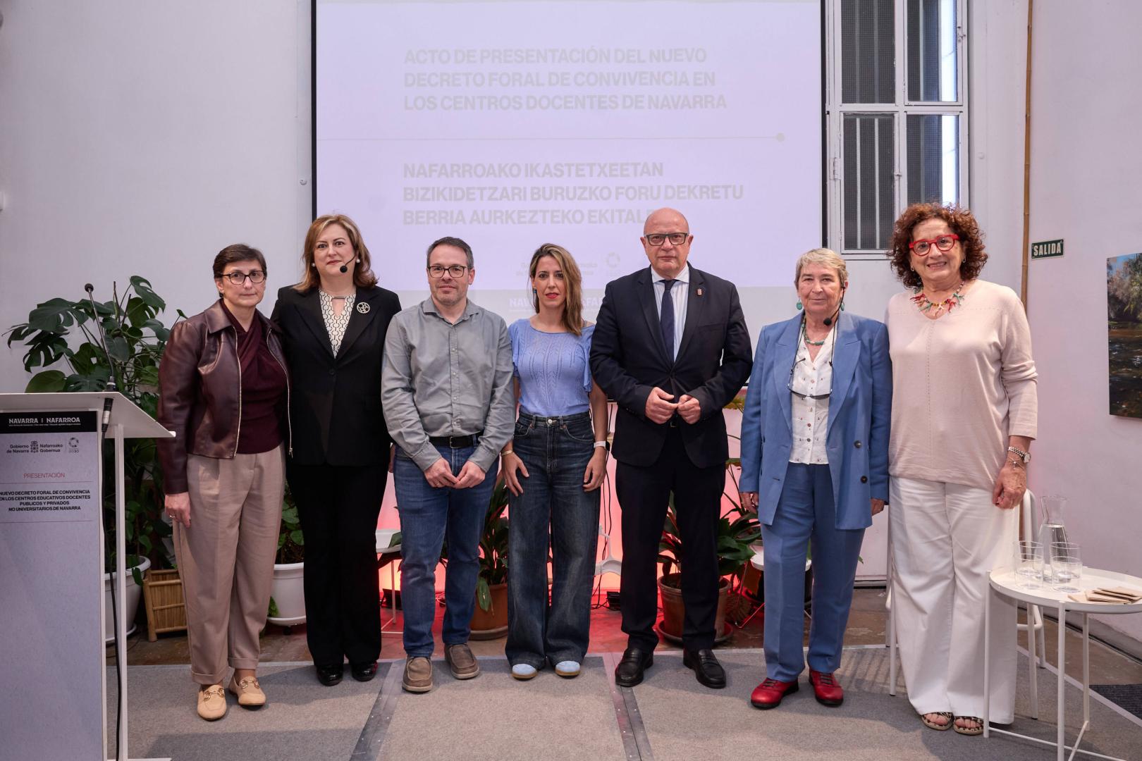 De izquierda a derecha: la presidenta del Consejo Escolar de Navarra, Alicia Ruiz; la psicoterapeuta y profesora de la UPNA Olatz Ormaetxea; el director del Servicio de Inclusión, Igualdad y Convivencia, Miguel Juan Ibáñez; la jefa de la Sección de Igualdad y Convivencia, Itziar Irazabal; el consejero Gimeno; la catedrática Maite Garaigordobil; y la consejera Maeztu