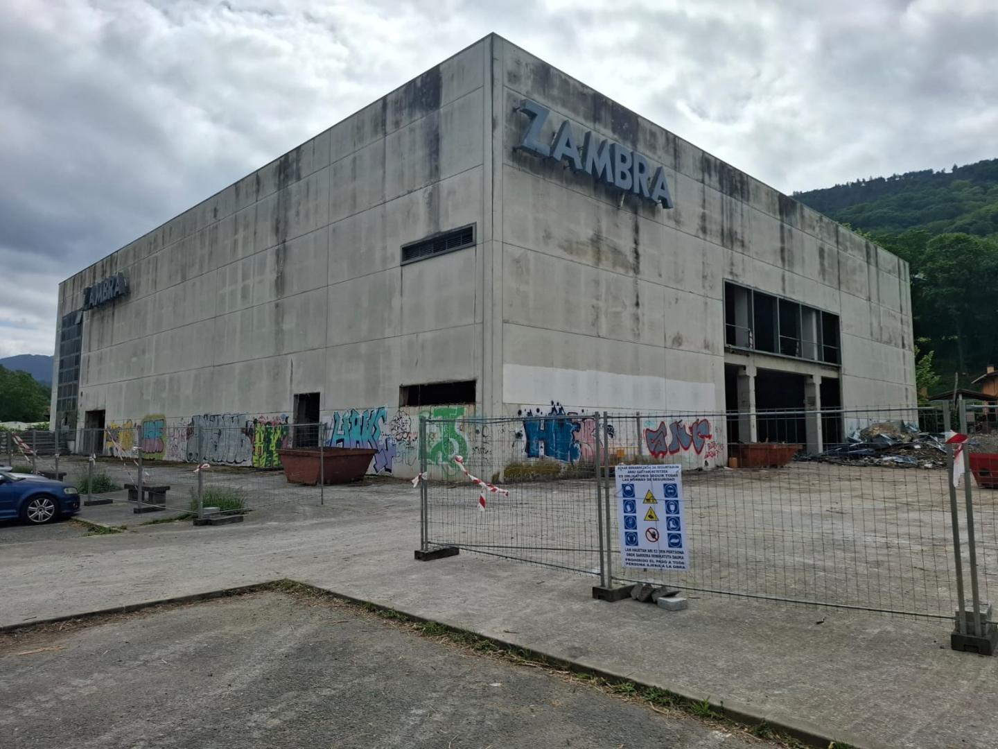 Un perímetro de seguridad rodea el edifico que será objeto de demolición.