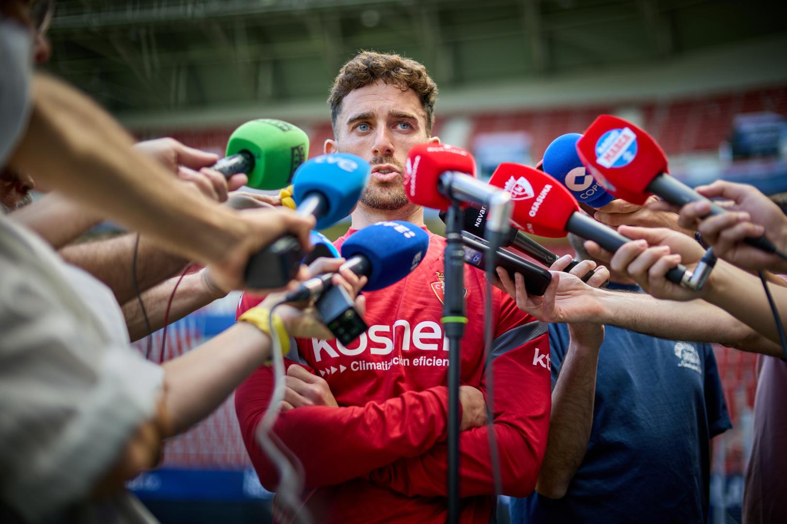 Kike Barja ha comparecido ante los medios de comunicación a pie de césped en el estadio de El Sadar