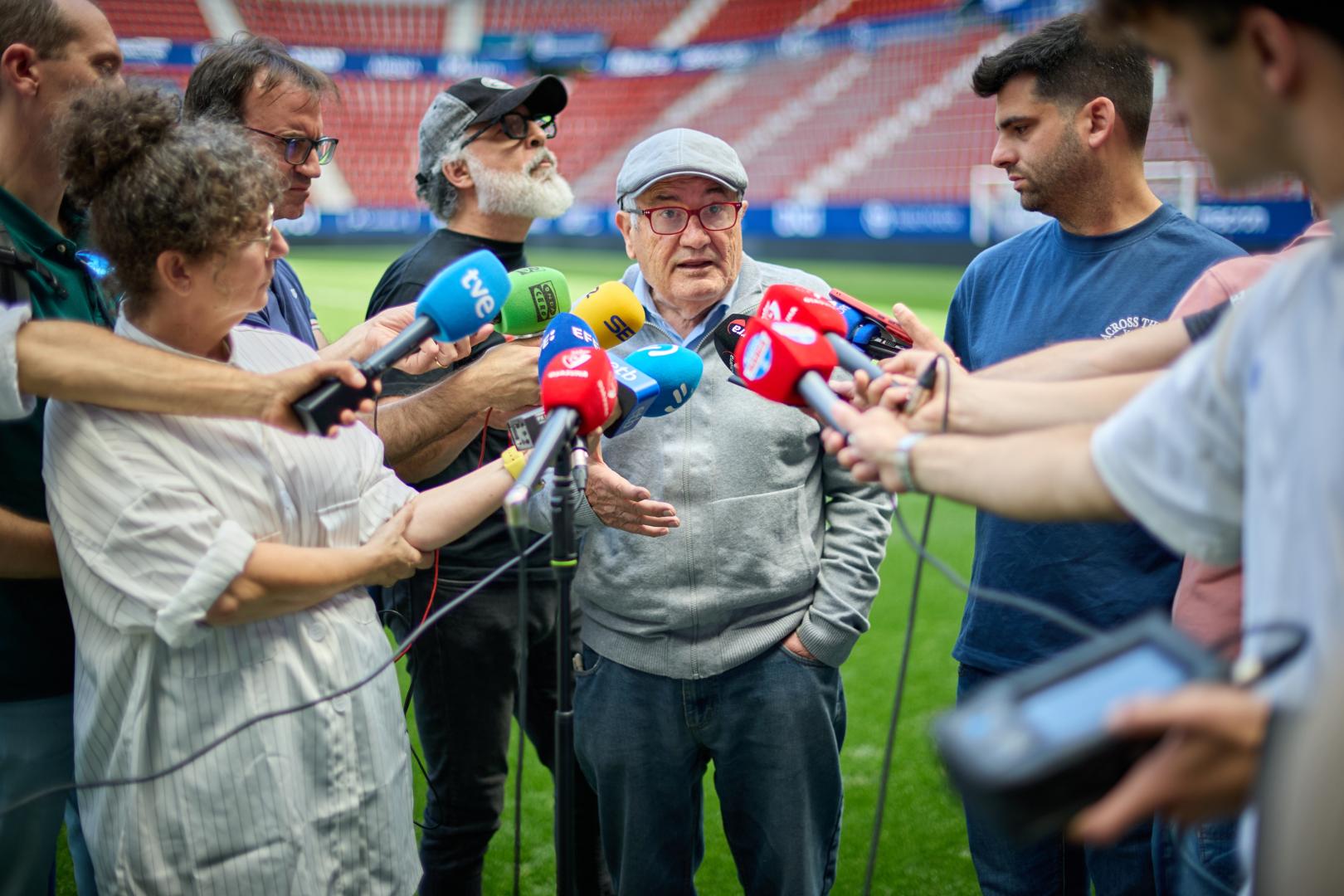 Luis Sabalza, atendiendo a los medios de comunicación en el estadio de El Sadar
