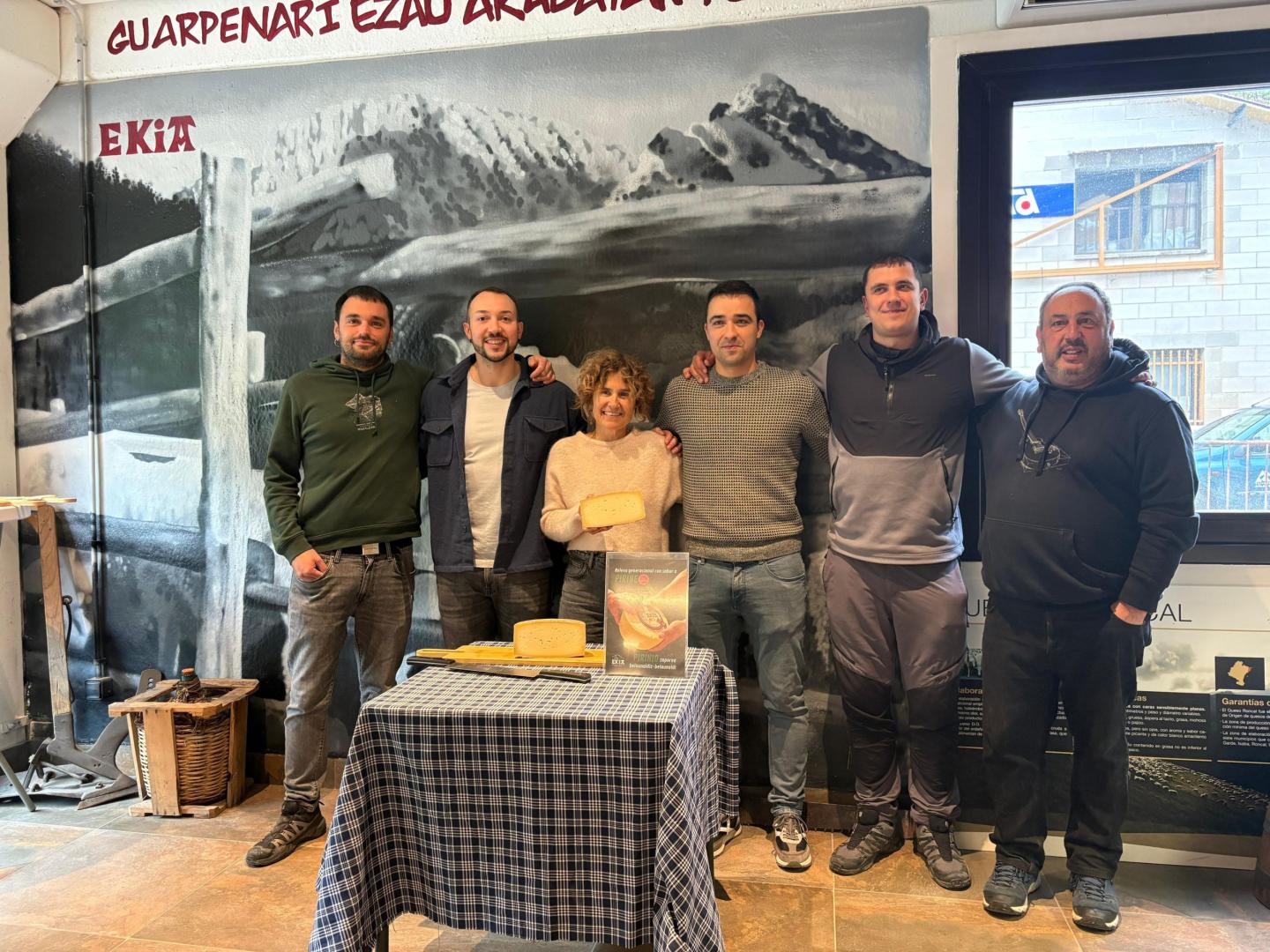 De izquierda a derecha: Mikel Galetx, Julen Garjon, Malen Sarasua (técnica de Esneki Zentroa), Beñat Alastuey, Eneko Marko y Sergio Tapia (trabajador de Ekia)