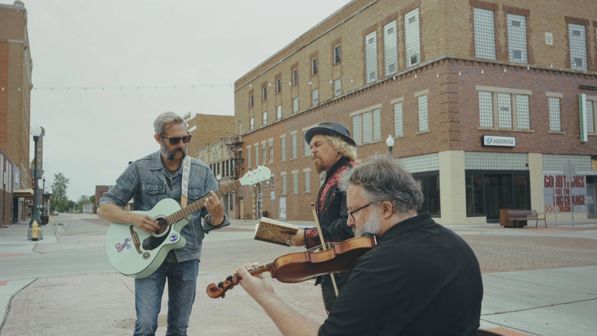 Mike Inverno (izquierda) y Jimmy Barnatán (con sombrero) tocan una canción junto a un músico local en Sal & Dean. Tras los pasos de Kerouac
