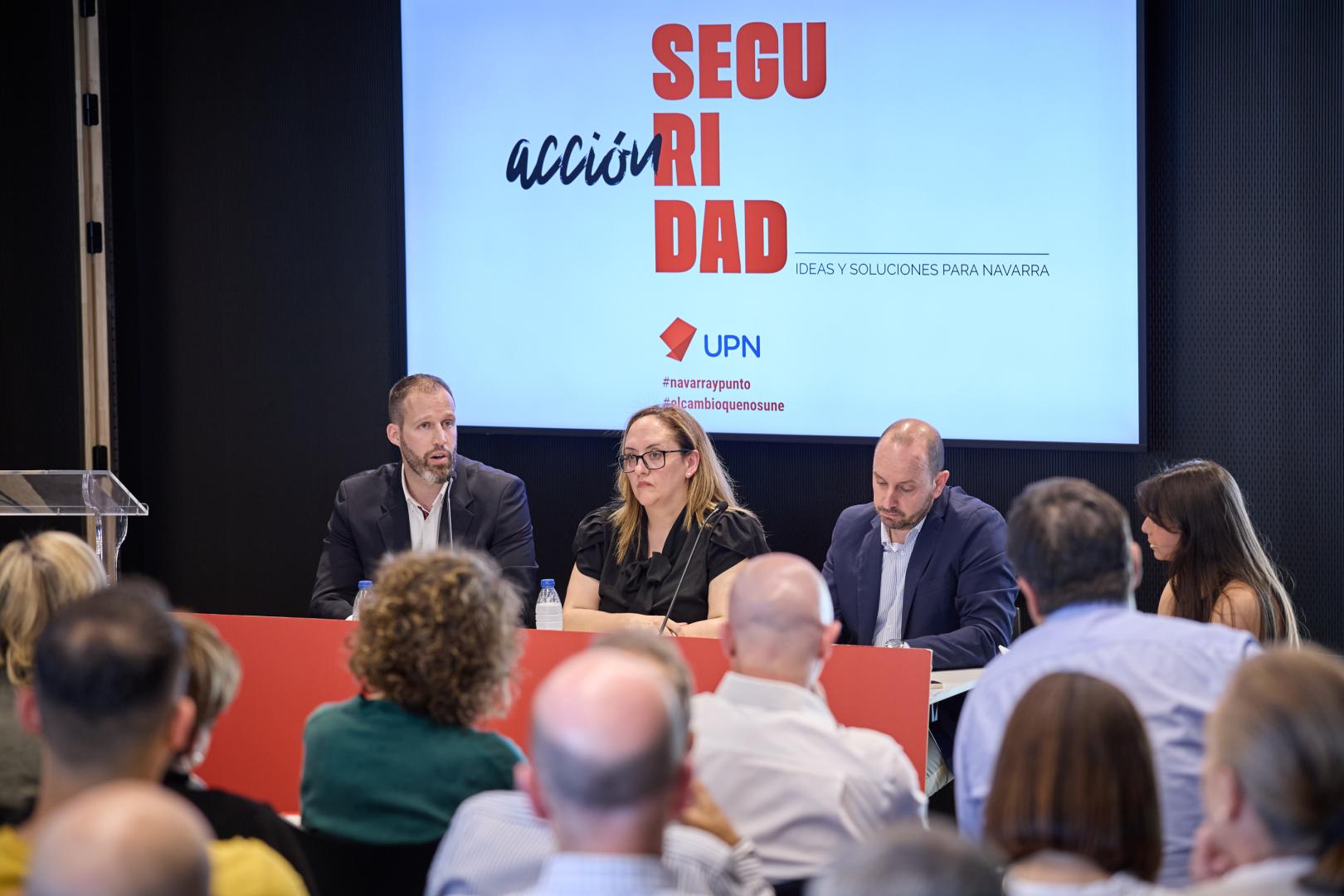 Sentados en la mesa, desde la izda. Ignacio Martín; Nahikari Sánchez; y Gustavo Galarreta.