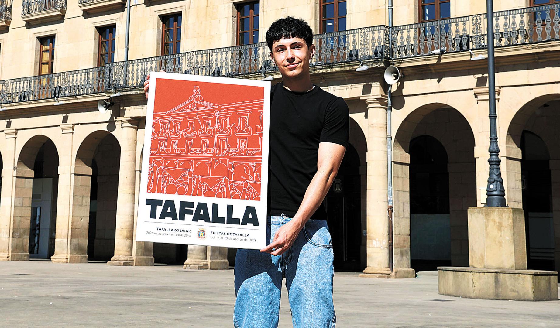 Juan Aznar Pascual sostiene el cartel ganador frente al ayuntamiento que él también ha reflejado