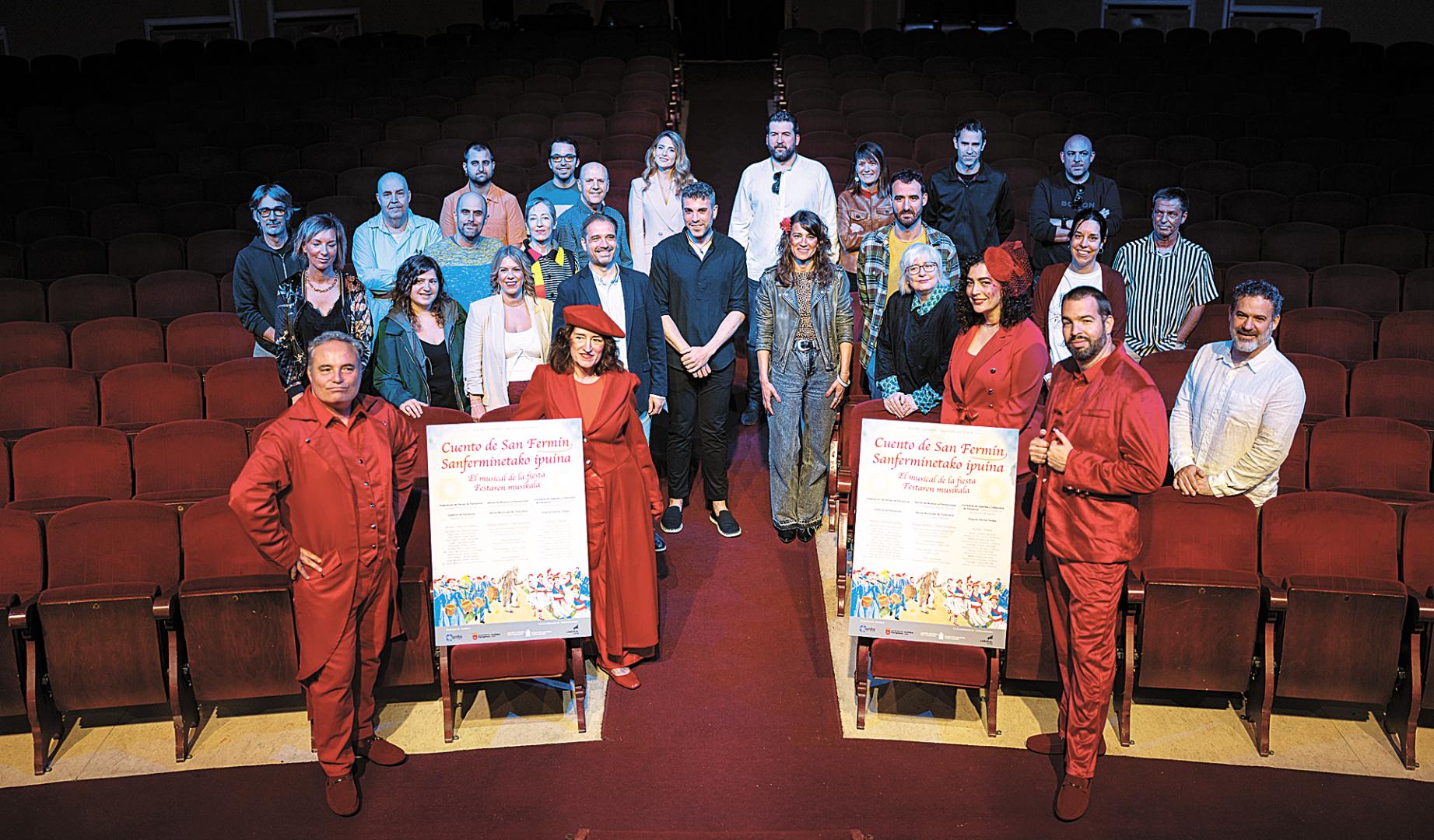 Los artistas y los actores, así como representantes de las entidades implicadas, posaron ayer en el Gayarre, junto a los carteles sobre el ‘Cuento de San Fermin’