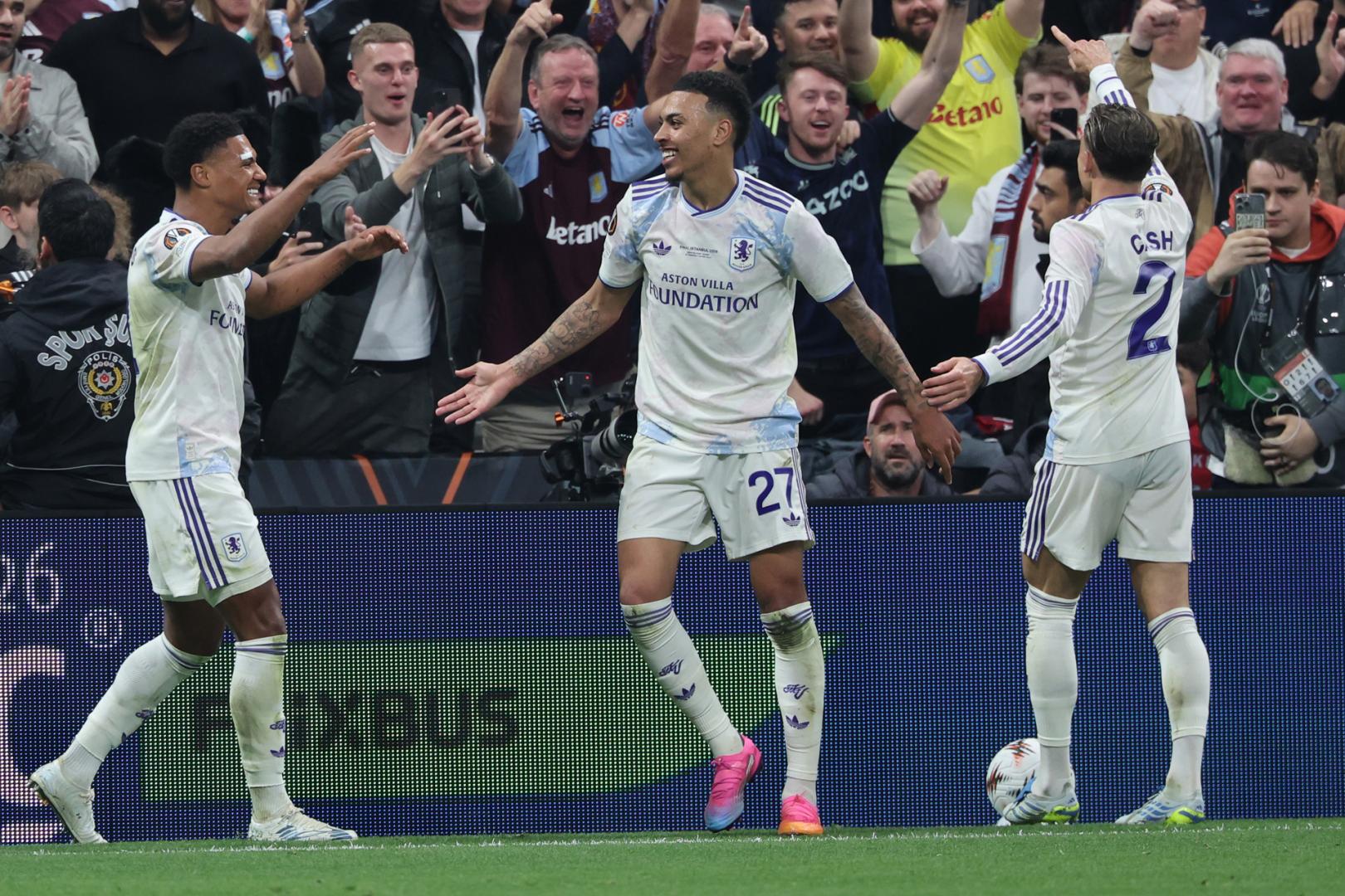 Rogers (Aston Villa) celebra el gol con sus compañeros