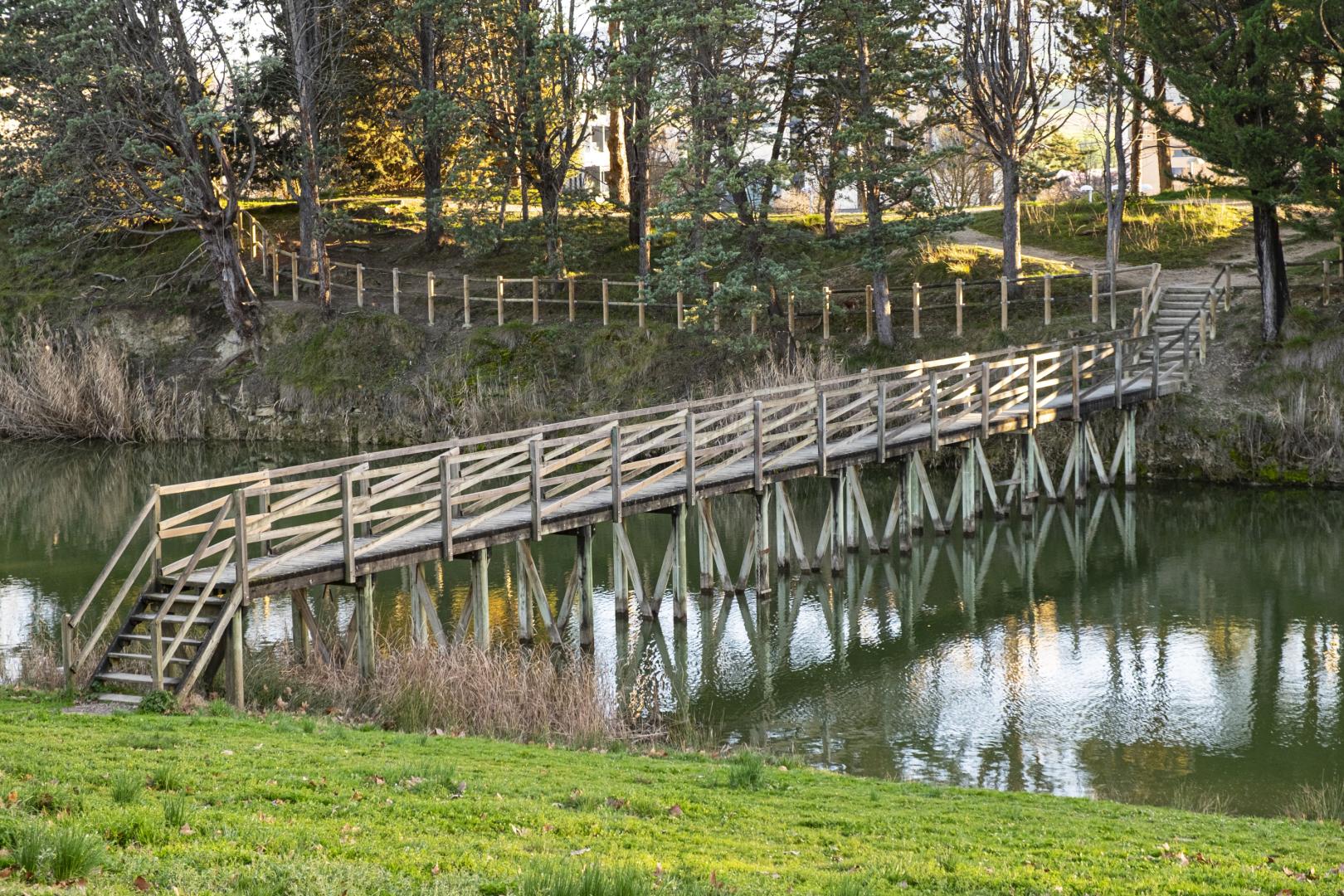 Puente de madera sobre la balsa de Zizur Mayor