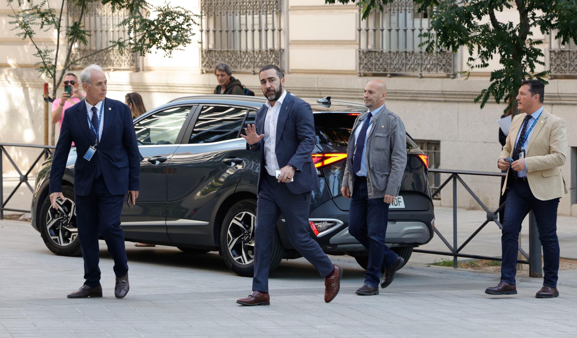 El comisionista imputado Víctor de Aldama (c) llega a la Audiencia Nacional este jueves para prestar declaración ante el juez Ismael Moreno