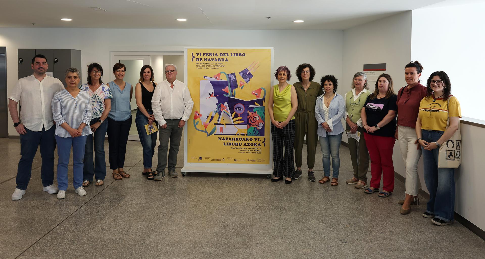 Responsables políticas, de las librerías y de las bibliotecas, este jueves en la Biblioteca de Navarra. Flanquean el cartel Pablo Abárzuza y Liébana Goñi (a la izquierda) y Rebeca Esnaola y Nerea Reta (a la derecha)