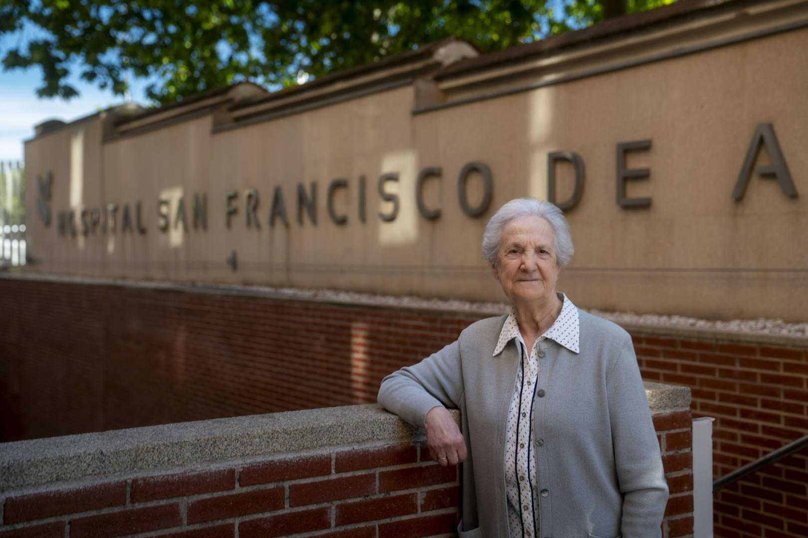La religiosa Micaela Gárriz Burgui (Aoiz, 1938), delante del Hospital Universitario San Francico de Asís, en Madrid, del que es presidenta del consejo de administración.