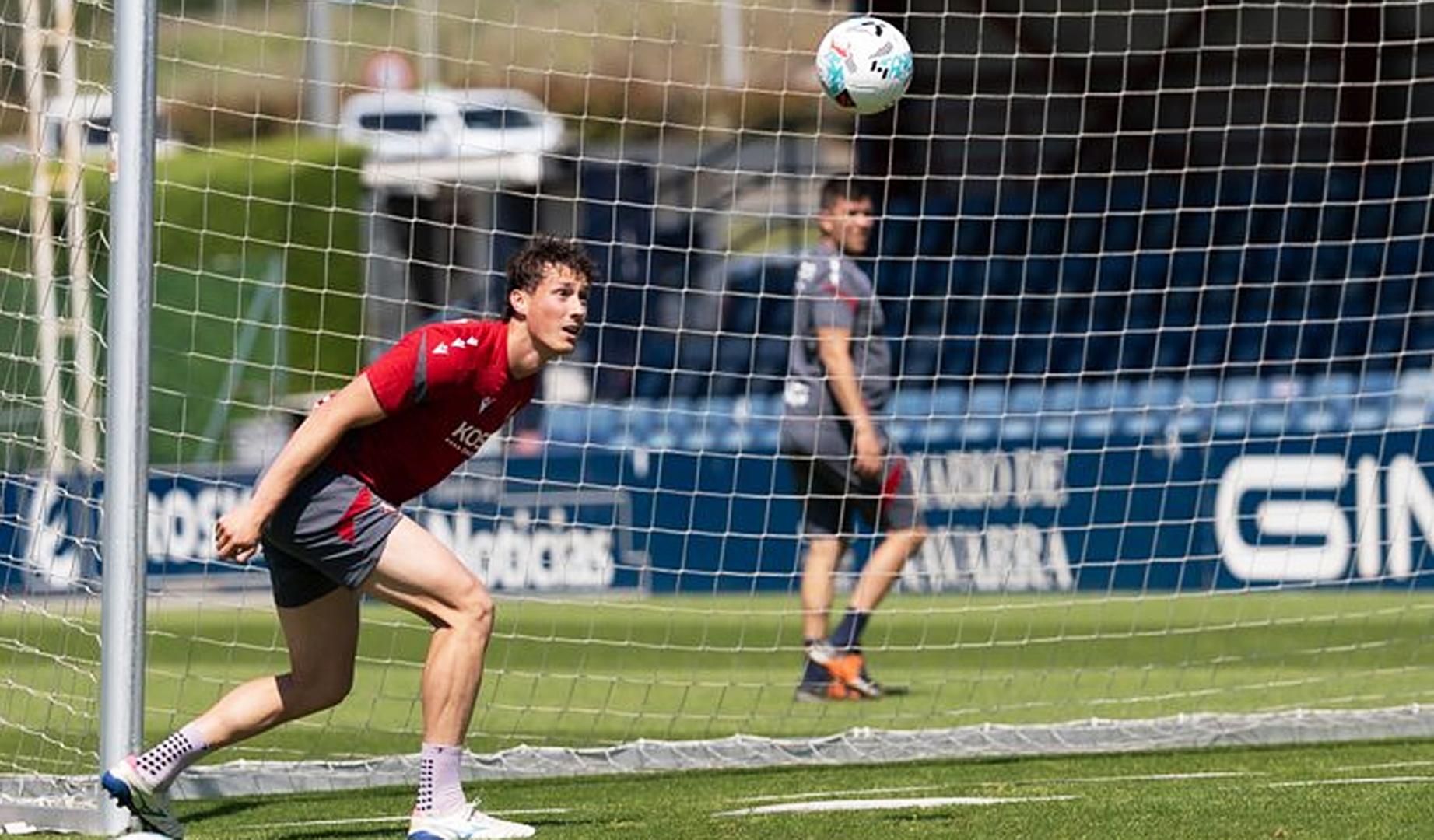 Jorge Herrando cabecea el esférico durante el entrenamiento de este jueves