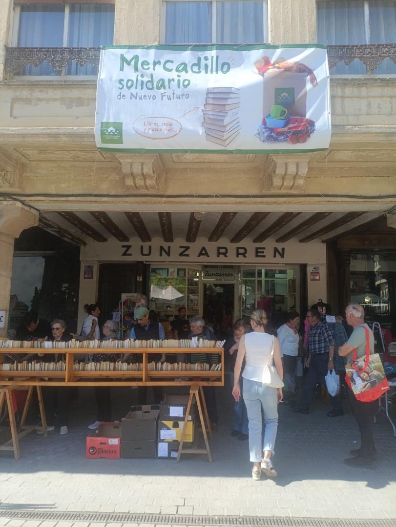 Imagen del mercadillo solidario de Nuevo Futuro en este jueves 21 de mayo, mañana de mercado en Estella.