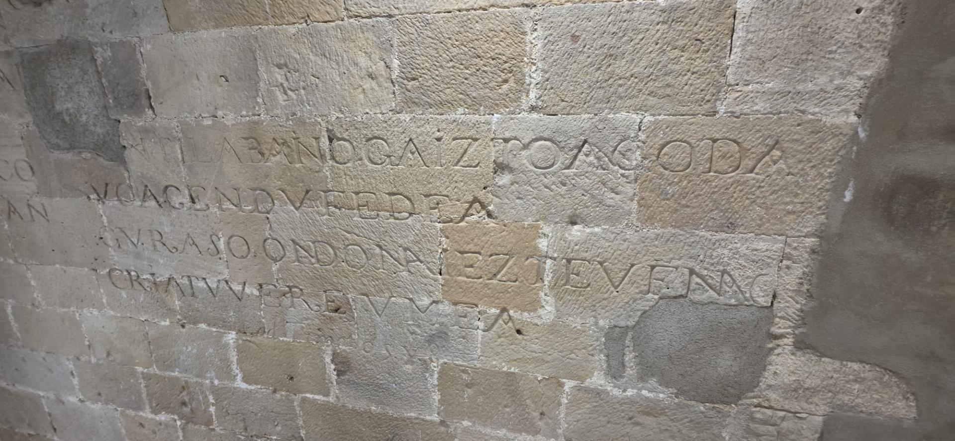 Fragmento de la inscripción encontrada en la pared de la parroquia de Alsasua.