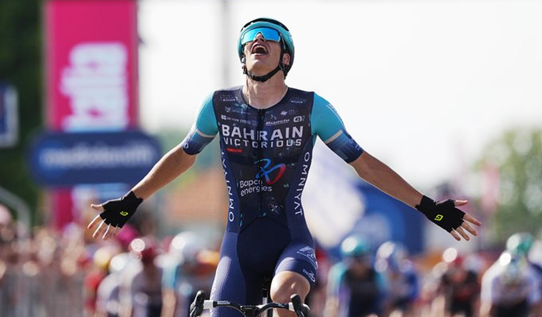 Alec Segaert celebra el triunfo tras entrar en solitario en la meta de Novi Ligure
